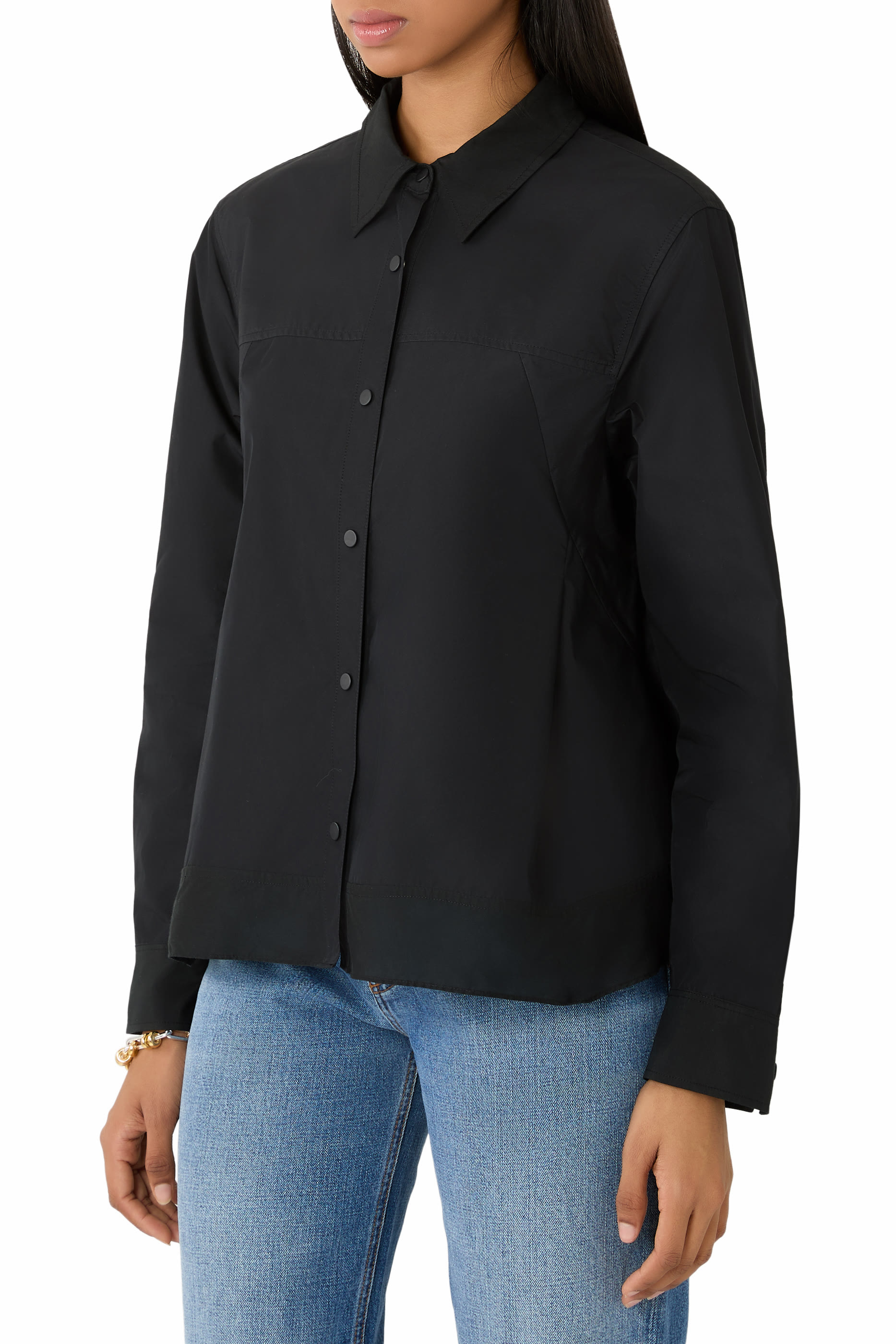 قميص بأكمام طويلة وحواف كشكش