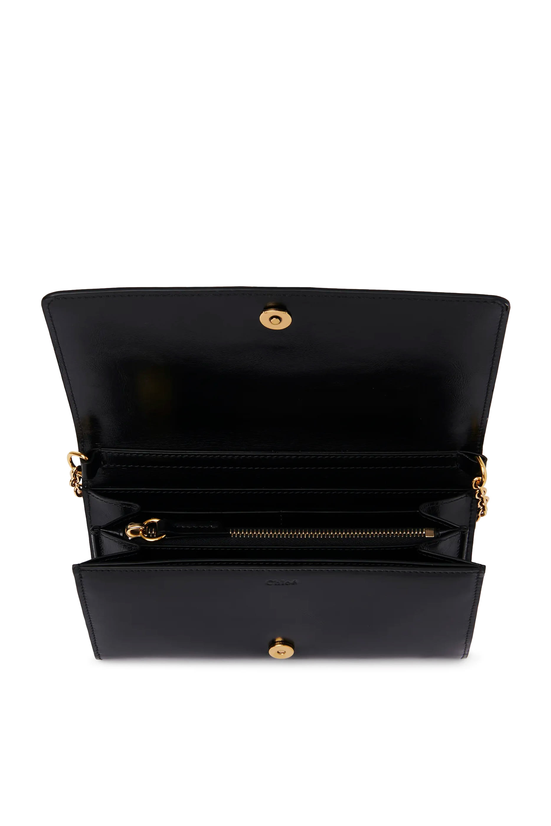 محفظة بغطاء قلاب مزينة بشعار الماركة وسلسلة