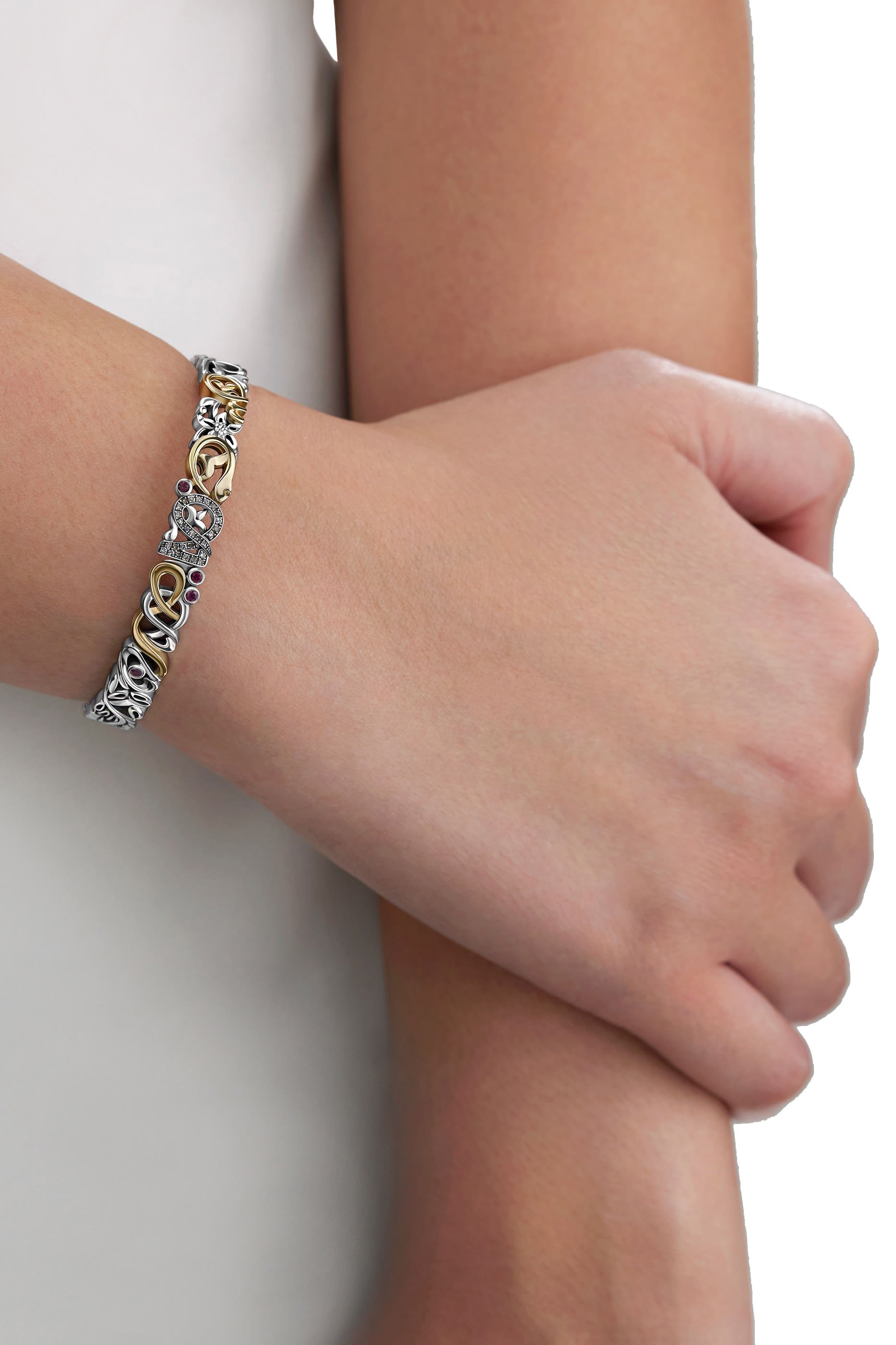 سوار تيلز اوف كاليغرافي مزين بالماس وخط عربي، ذهب أصفر عيار 18 قيراطًا وفضة إسترلينية