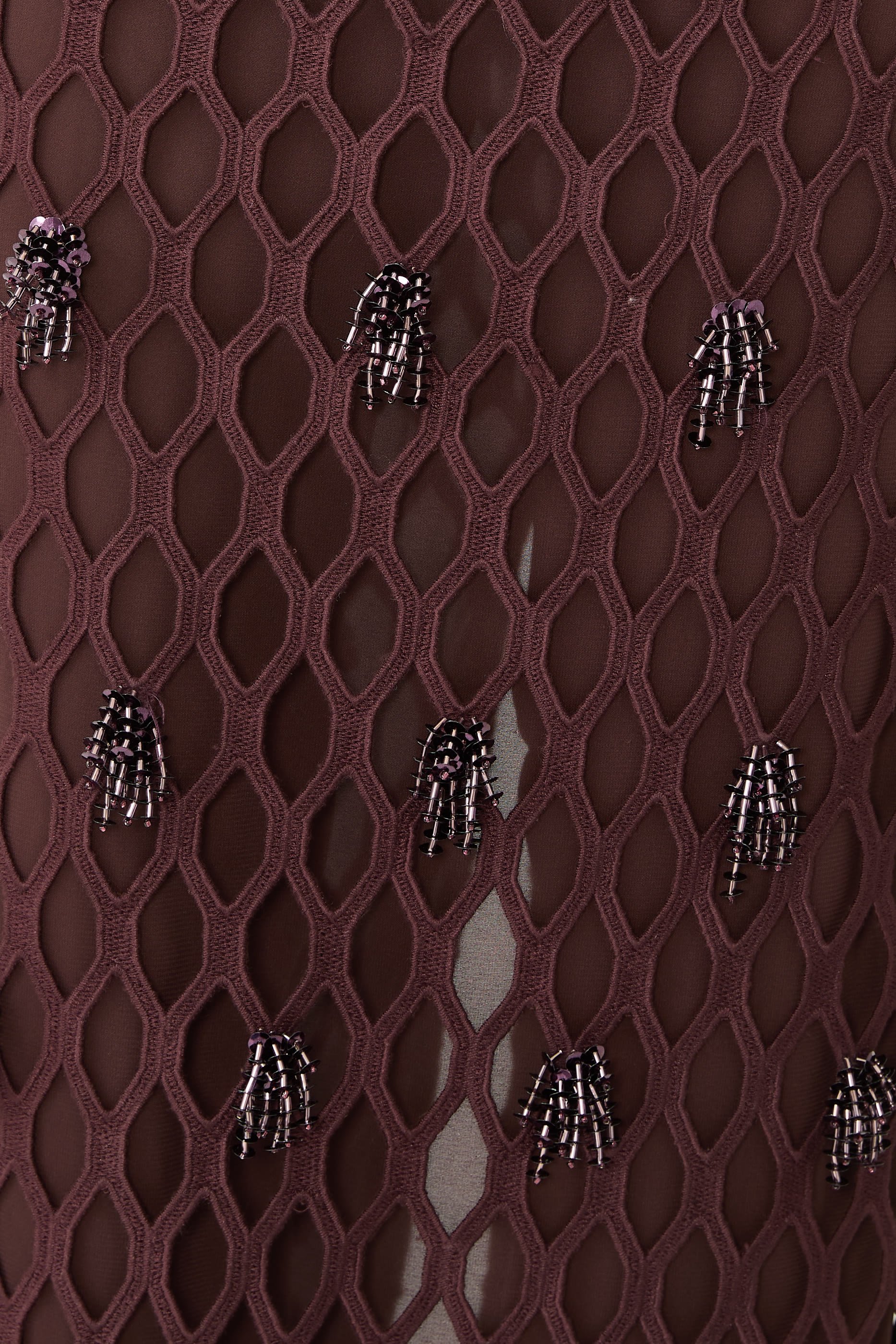 فستان سهرة إيريديسا بصدرية بلا حمالات ومطرز بنسيج متشابك