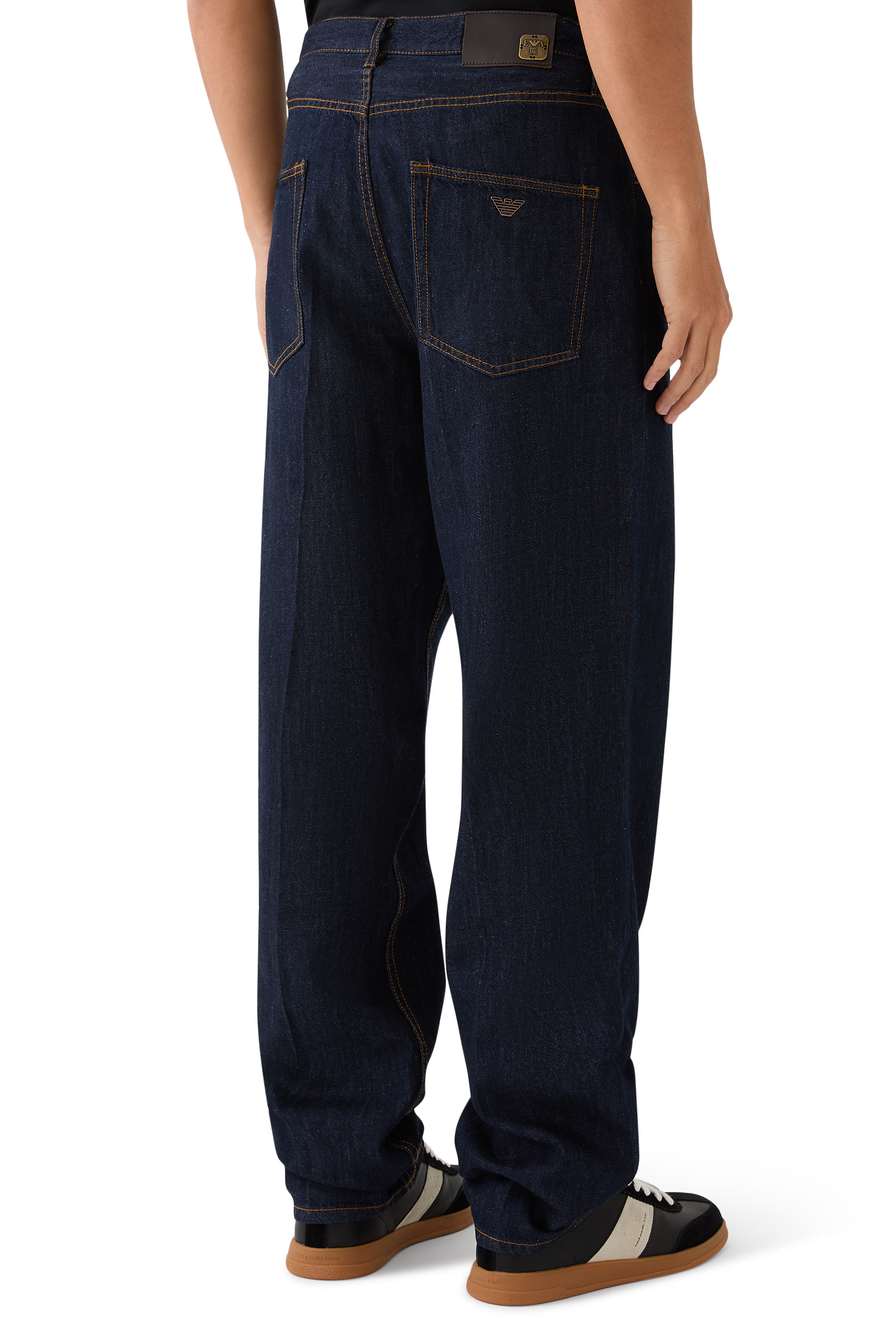 بنطال دنيم بقصة واسعة