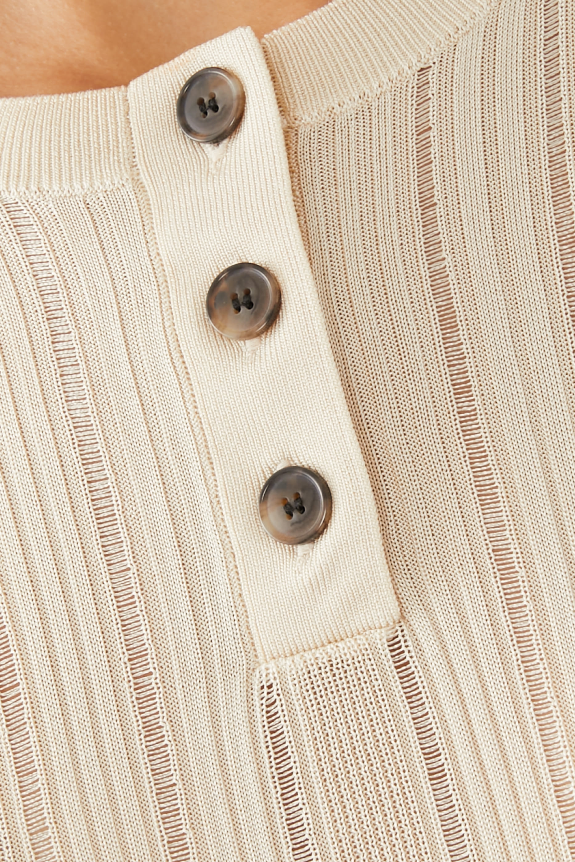 بلوزة هينلي بخطوط متدرجة مضلعة