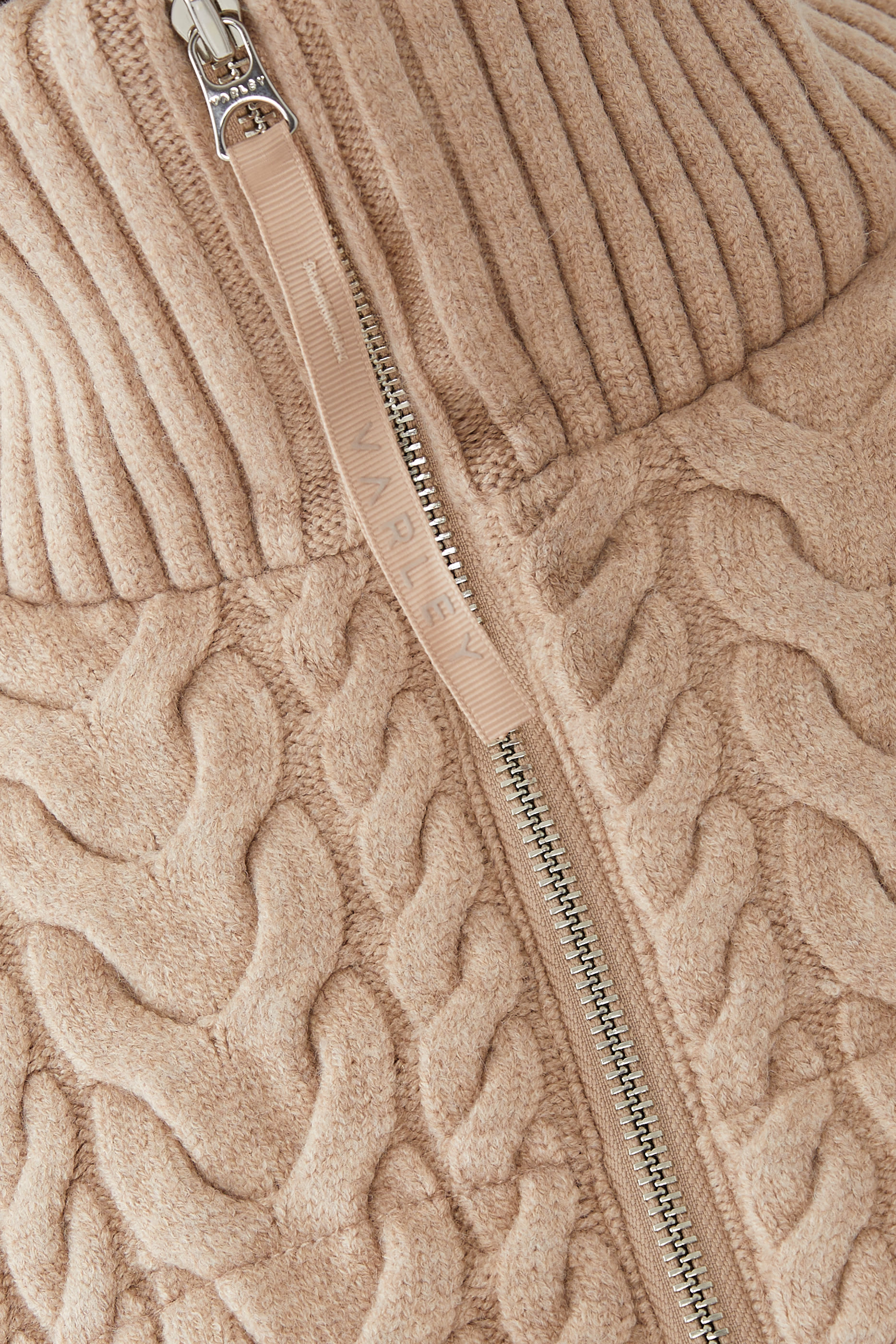 جاكيت بافر ريجي بغرزة الضفيرة