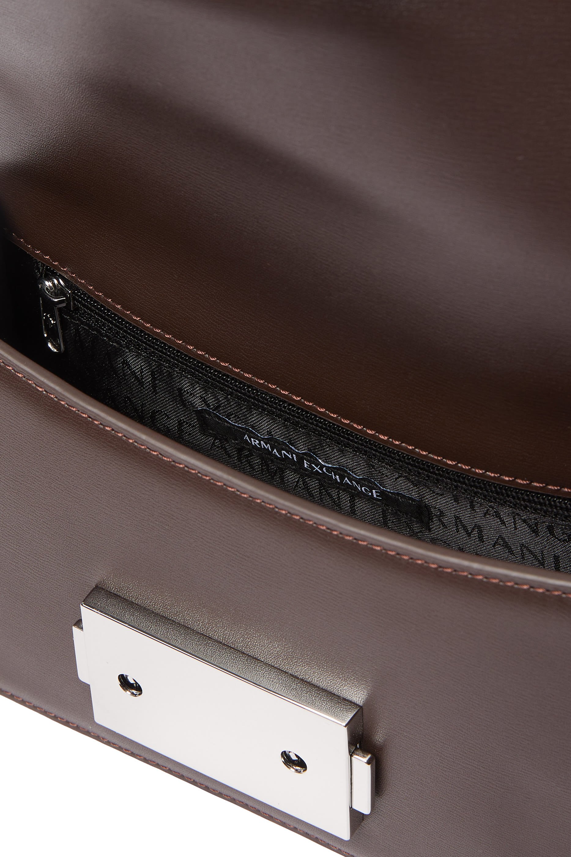 حقيبة كتف بحلية معدنية بشعار الماركة