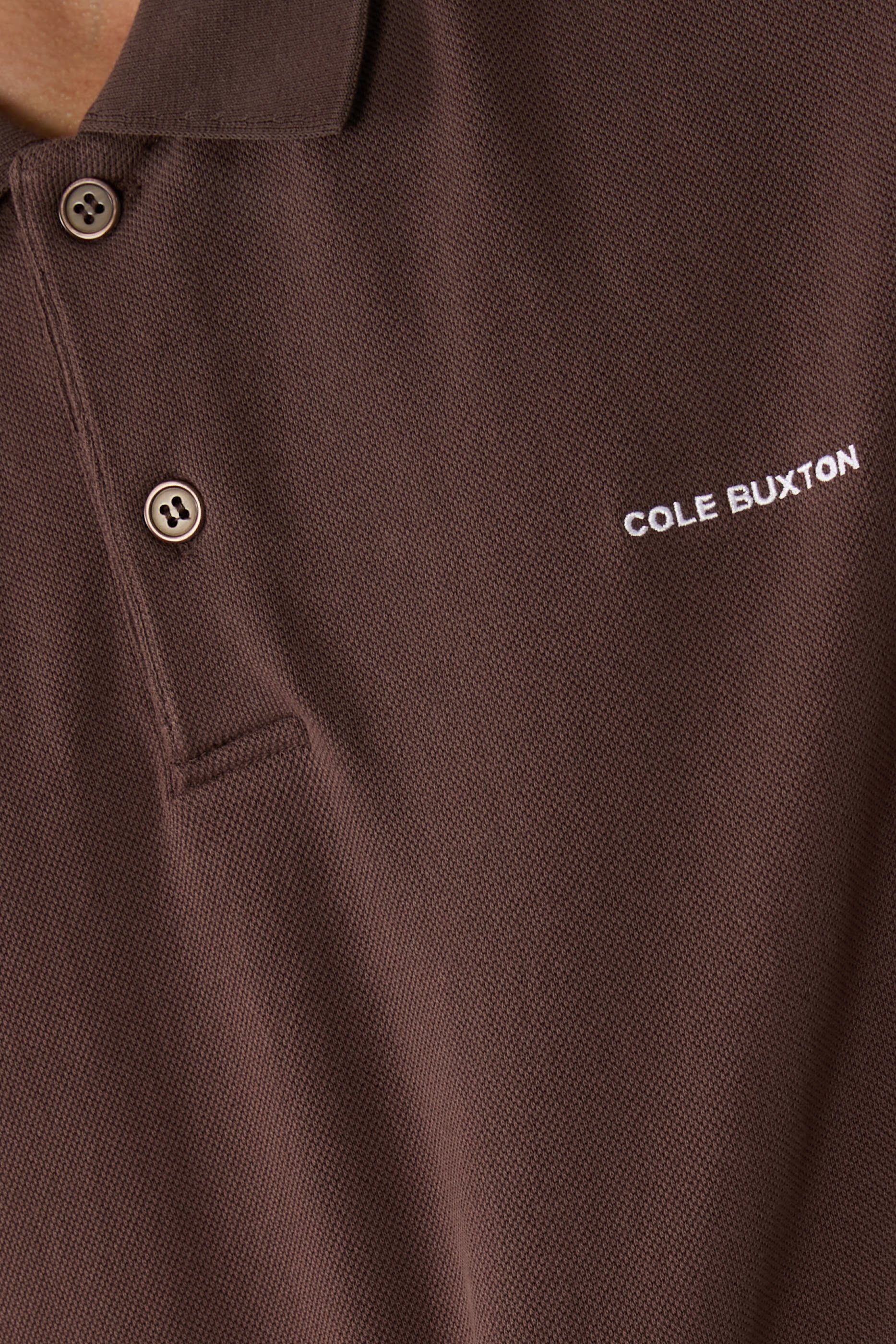 قميص بولو بشعار الماركة بحجم صغير