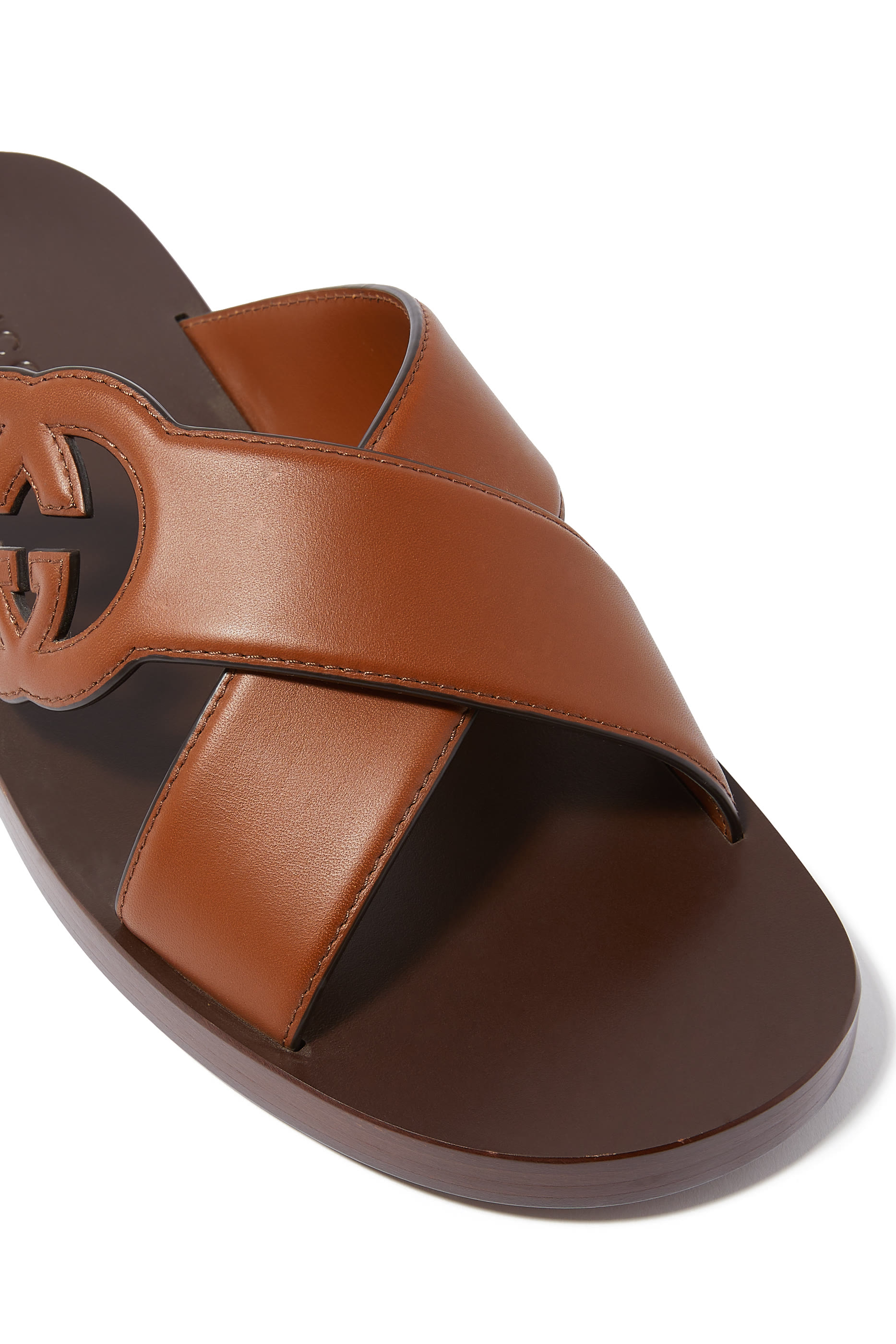 صندل مفتوح بشعار حرفي الماركة متداخلين