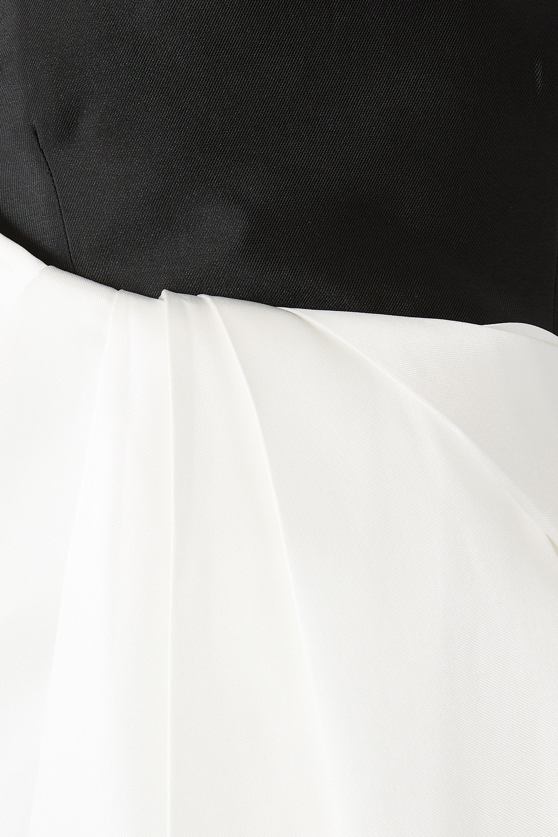 بلوزة نادينا مزينة بفيونكات