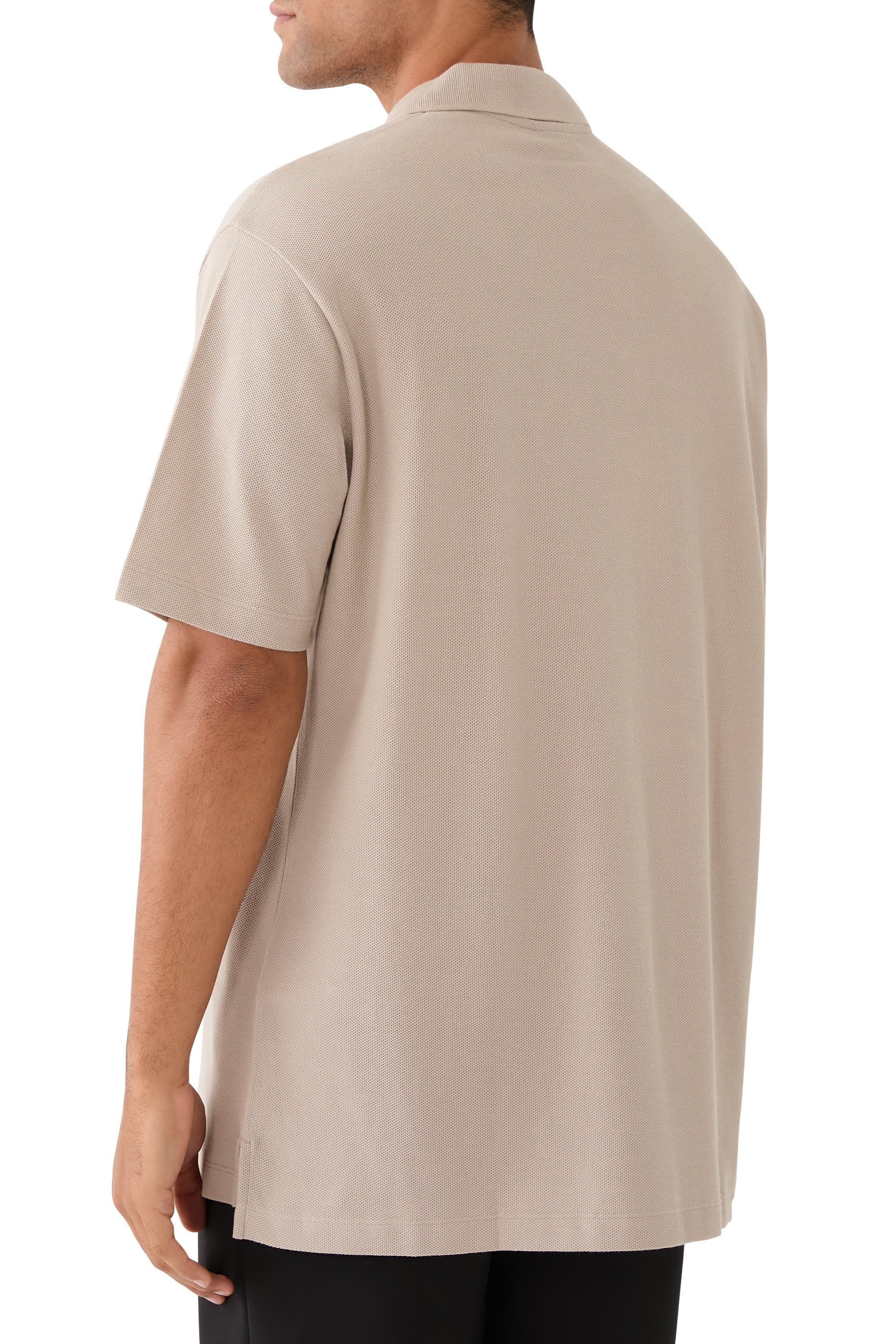 قميص بولو بنصف سحاب بشعار الماركة