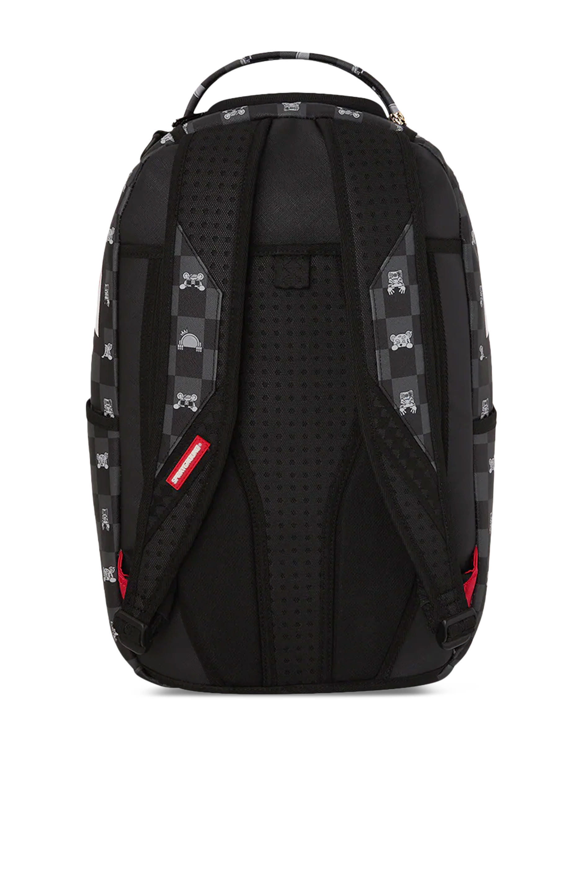 حقيبة ظهر بنقشات مربعات وشخصية تختلس النظر للأطفال