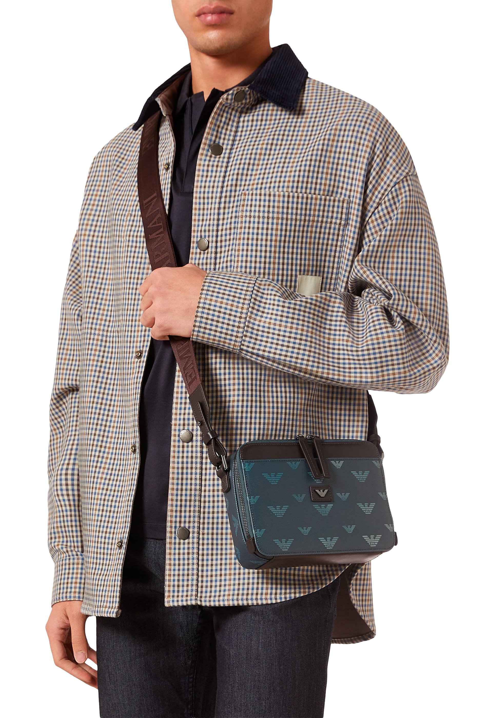 حقيبة كروس بودي مزينة كليا بشعار الماركة قماش قنب مغلف