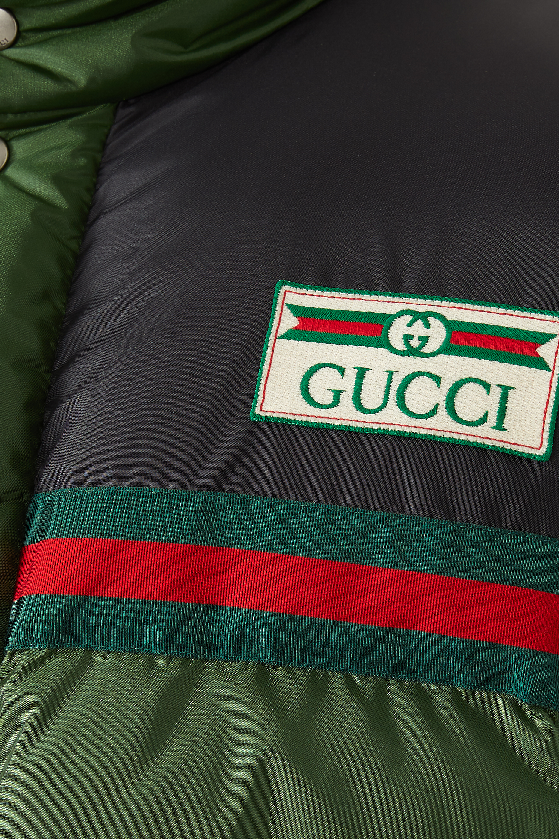 فيست مبطن بشعار الماركة