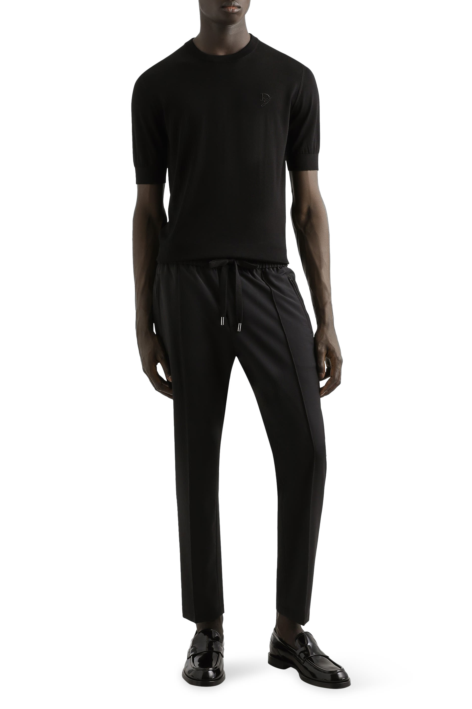 كنزة بياقة مستديرة وشعار الماركة المطرز حرير