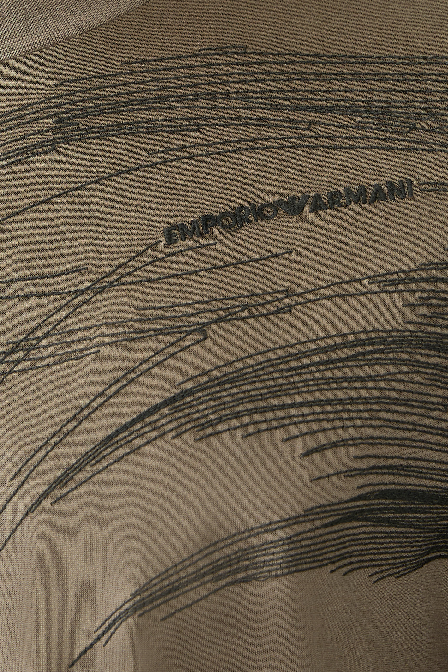 تيشيرت بأكمام قصيرة وشعار الماركة