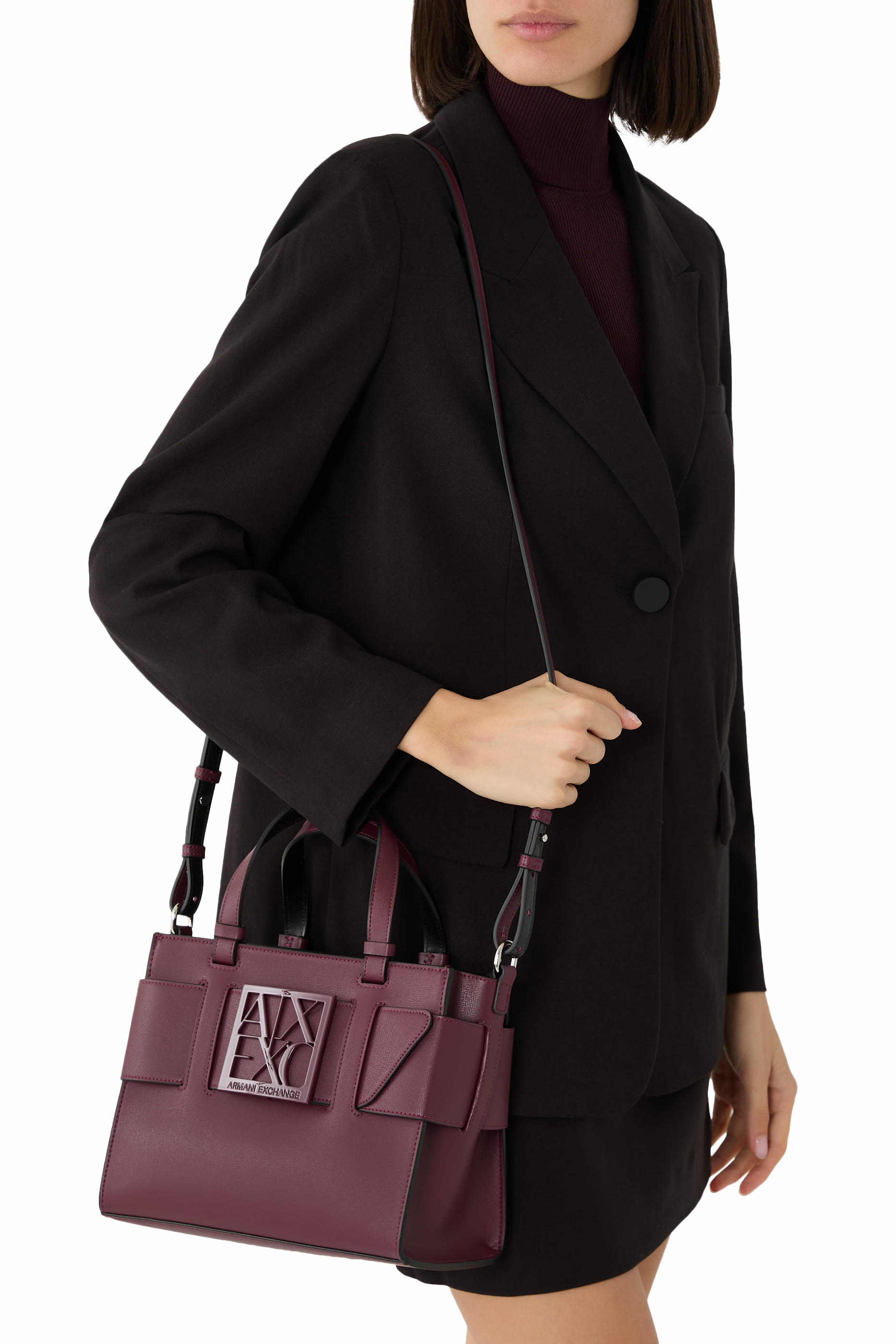 حقيبة يد مزينة بشعار الماركة