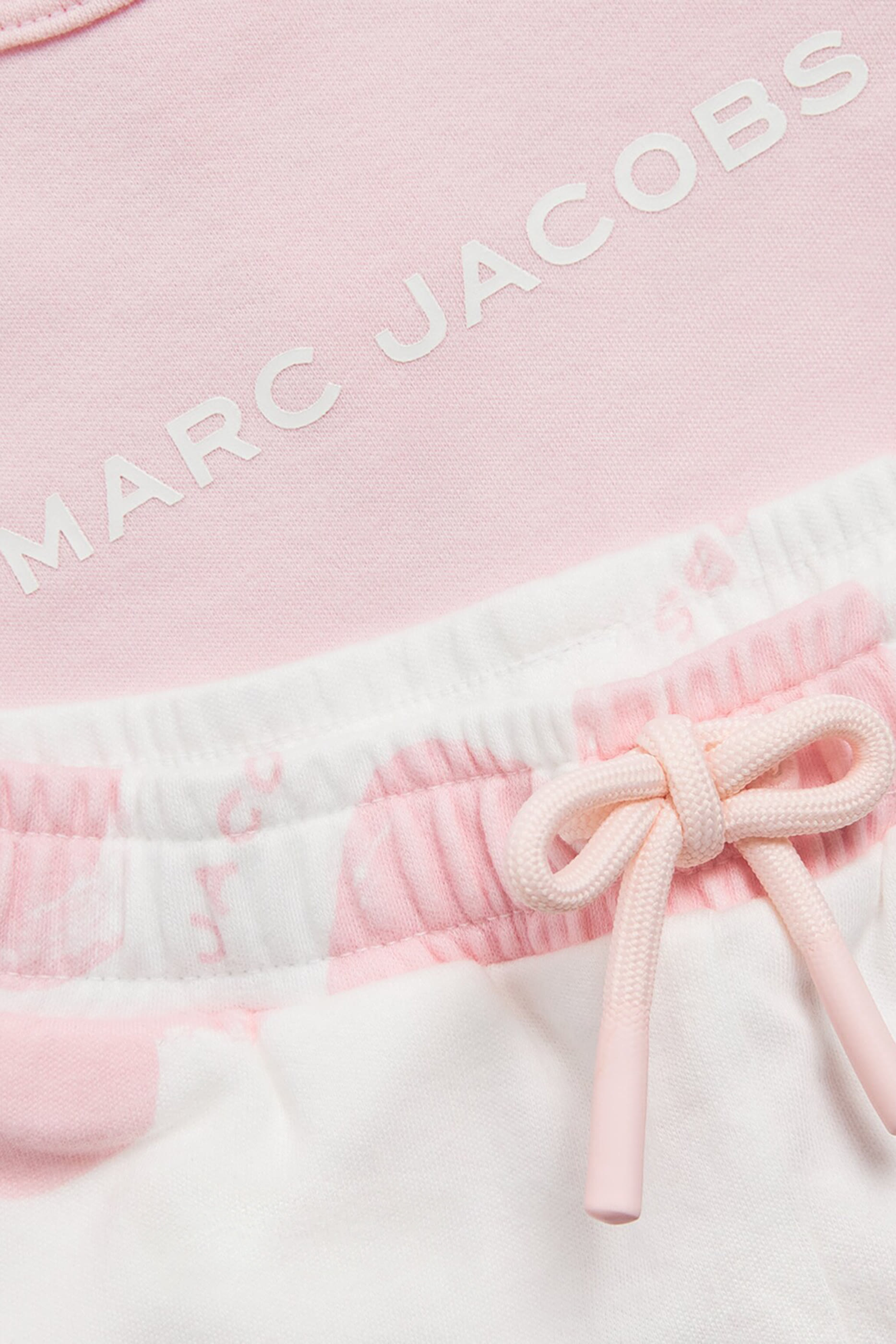 طقم تيشيرت وشورت بشعار الماركة للأطفال