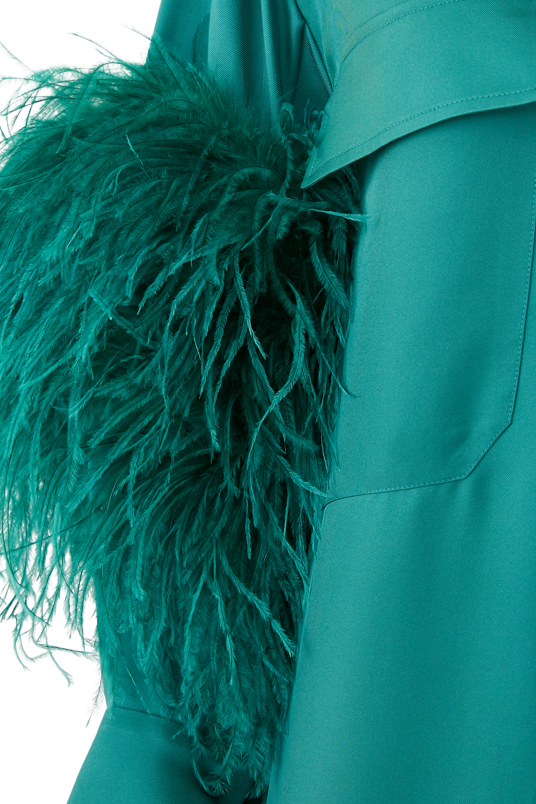 فستان بأزرار مزين بالريش