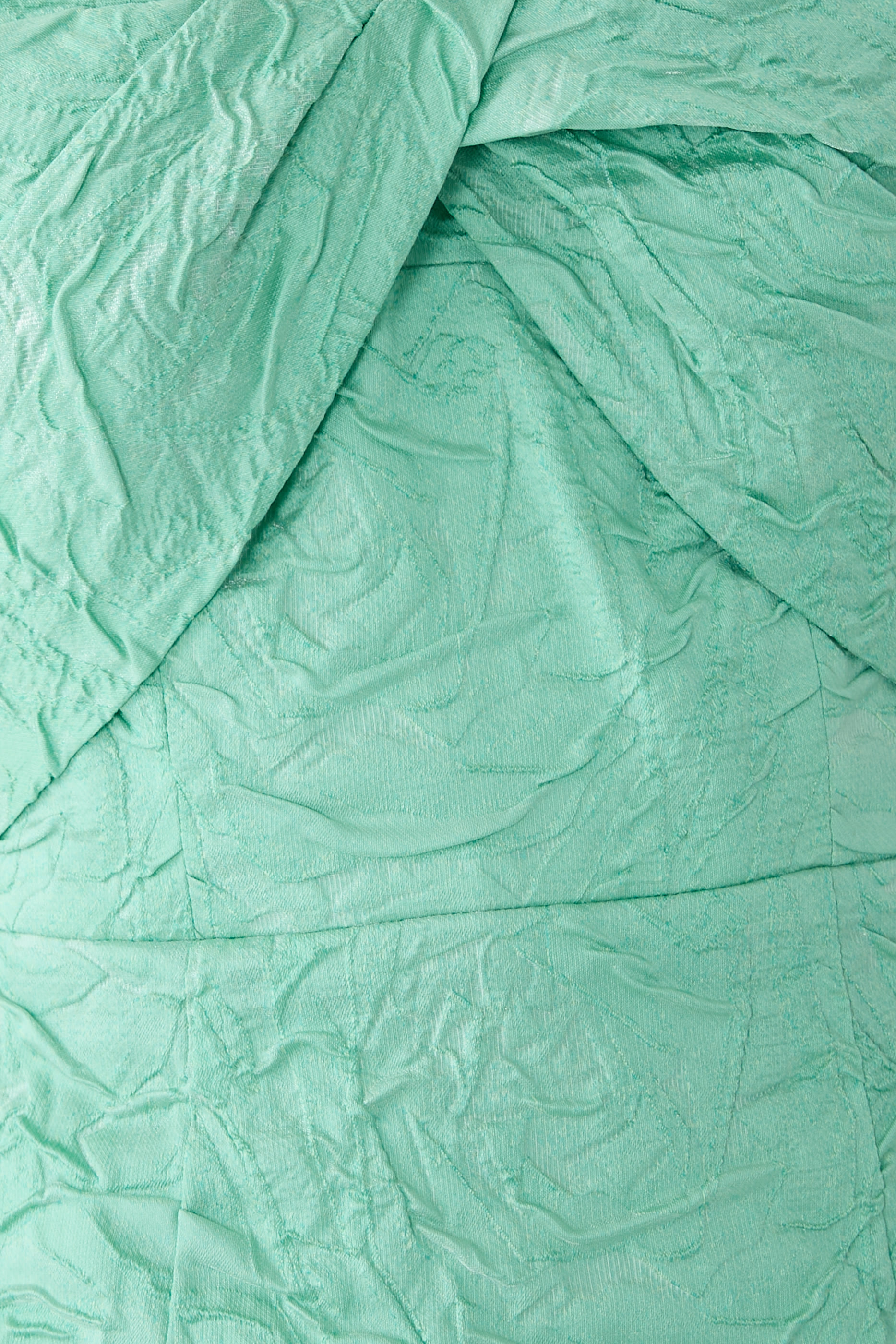 فستان سهرة بصدرية ملفوفة ونقشة جاكار