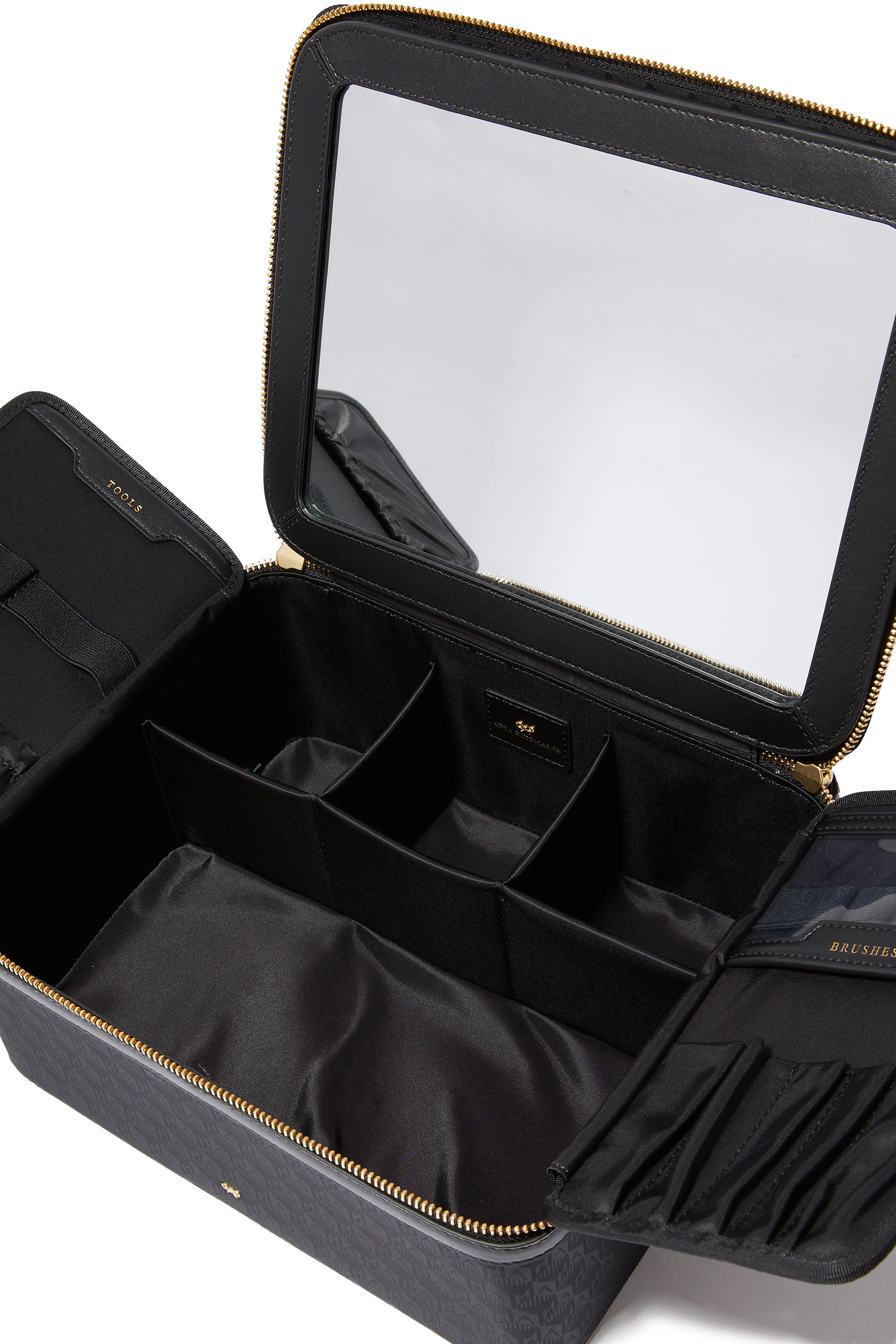 حقيبة مستحضرات تجميل بمرآة وشعار الماركة
