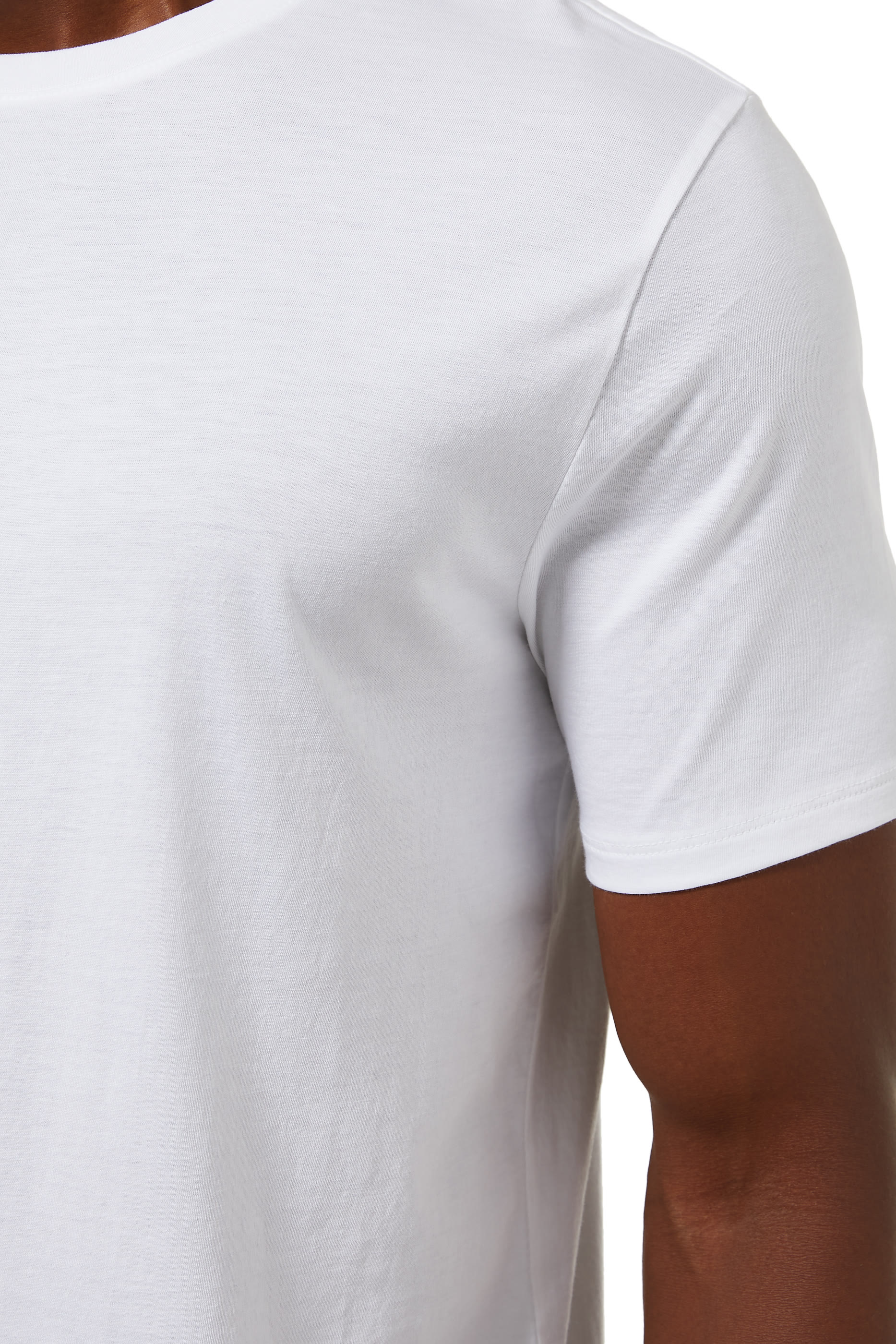 تي شيرت بفتحة رقبة مستديرة