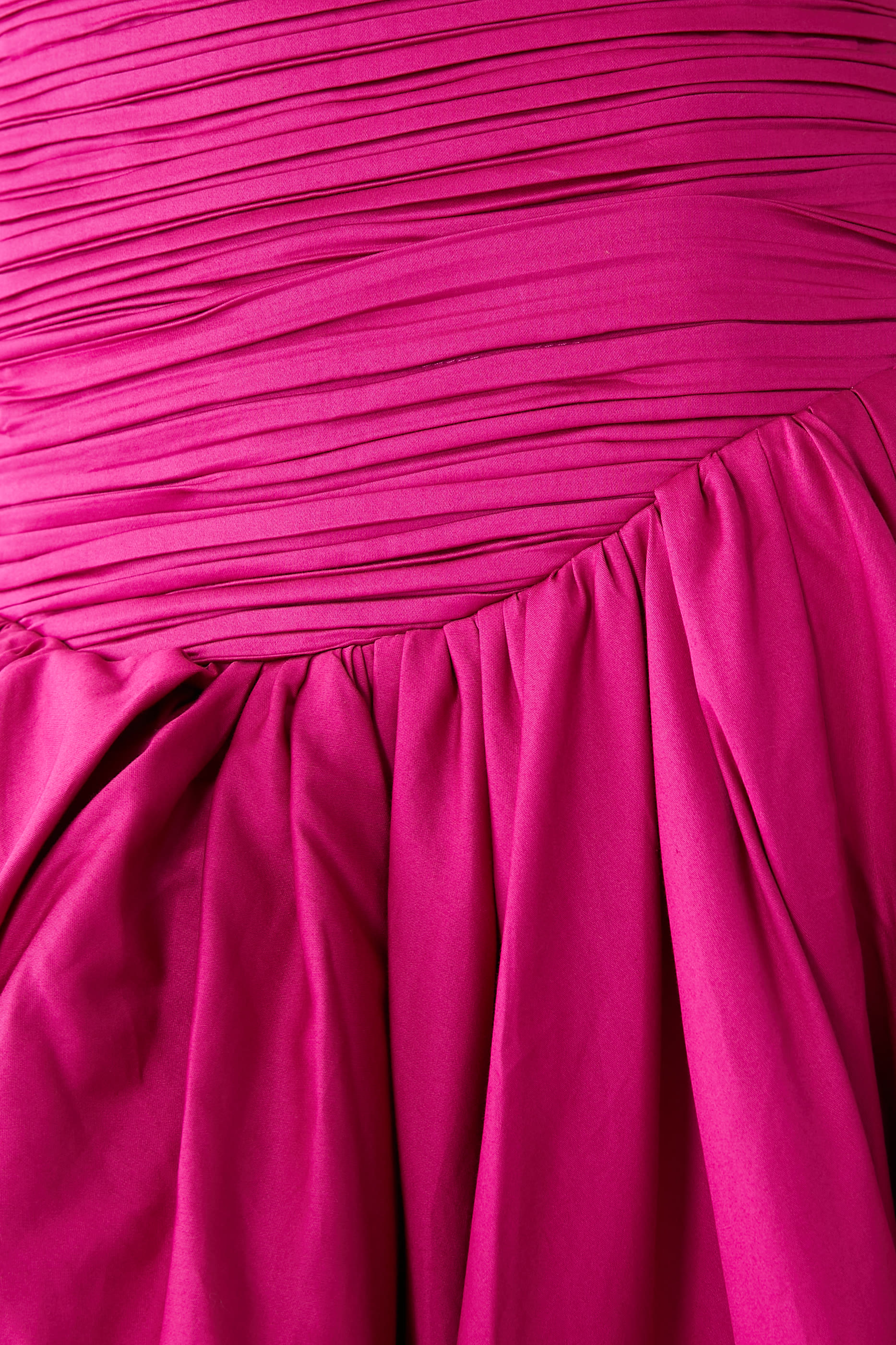 فستان طويل بحافة منفوخة