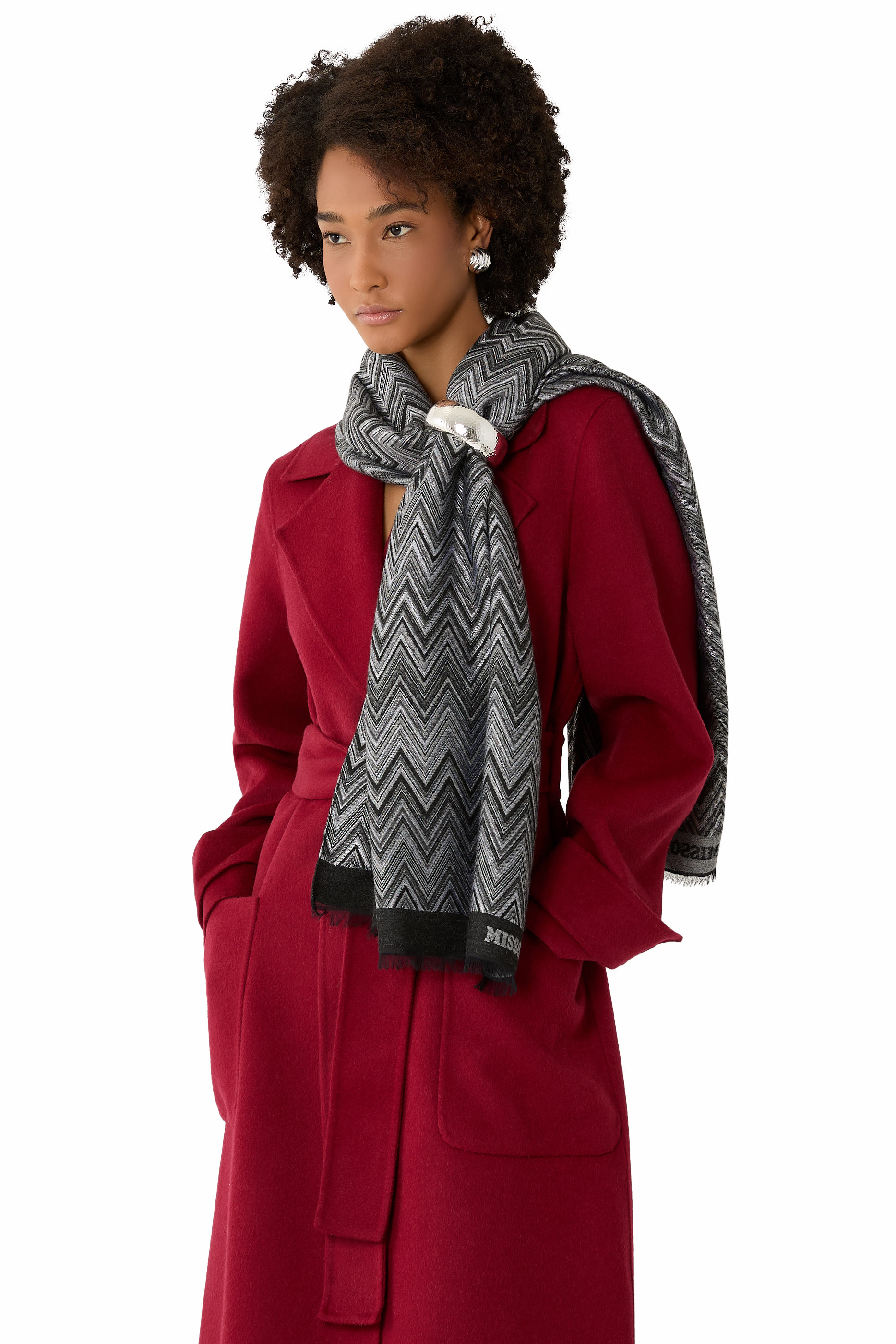 وشاح منسوج بنقشة خطوط متعرجة