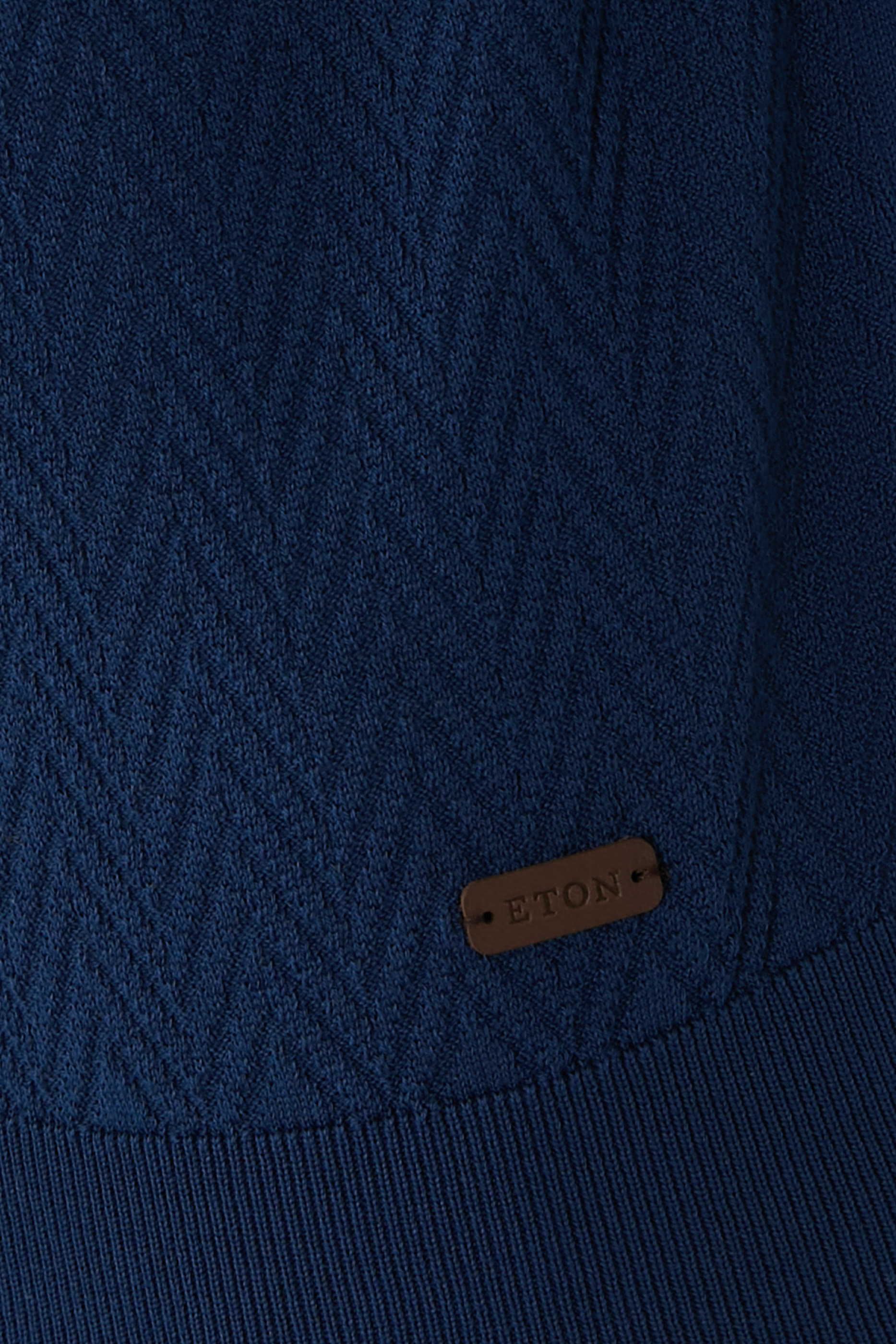 تيشيرت بياقة ضيقة وشعار الماركة