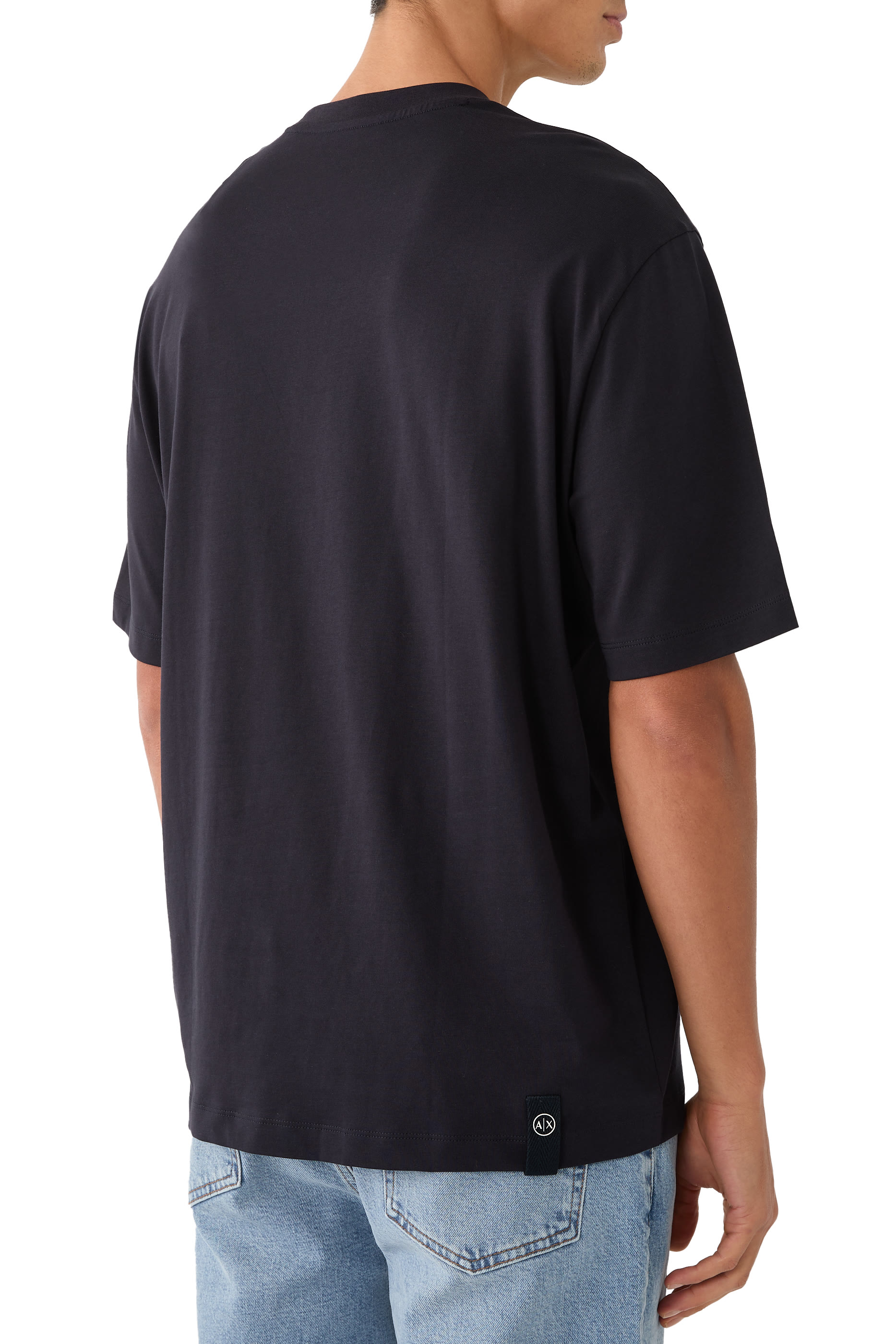 تيشيرت مخطط بجيب جانبي وأكمام قصيرة مزين بشعار الماركة 