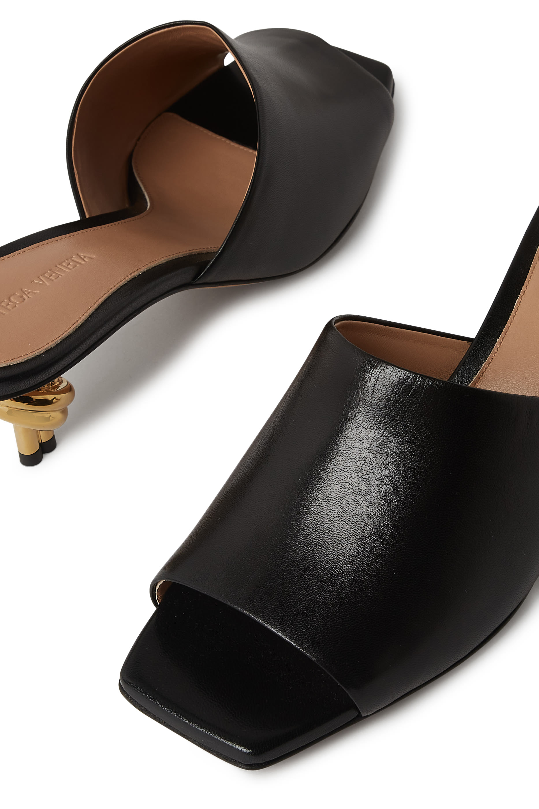 حذاء 45 مفتوح من الخلف بعقدة