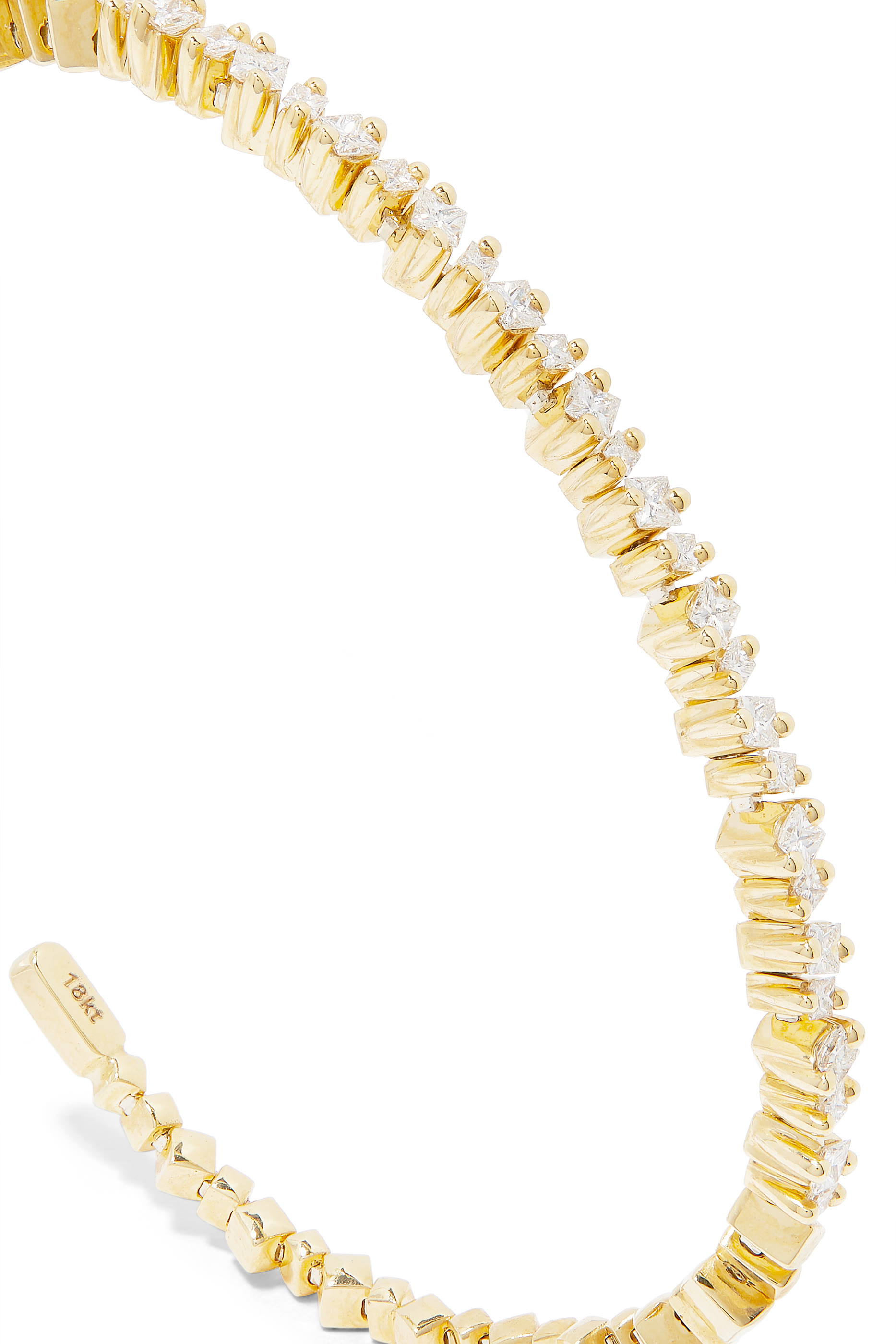 سوار رفيع بتصميم غير متماثل مرصع بالماس ذهب أصفر عيار 18