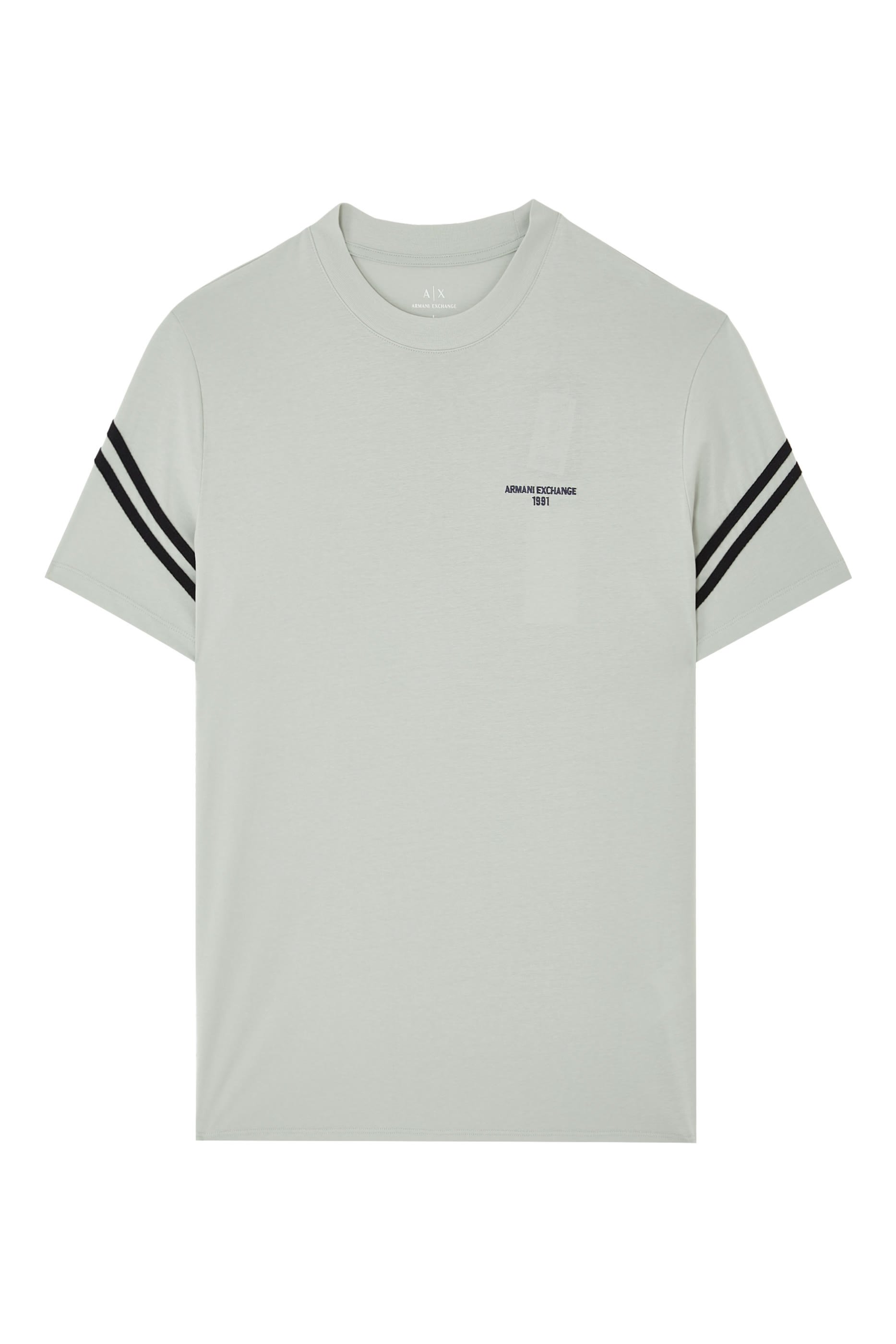 تيشيرت بأكمام قصيرة وشعار الماركة