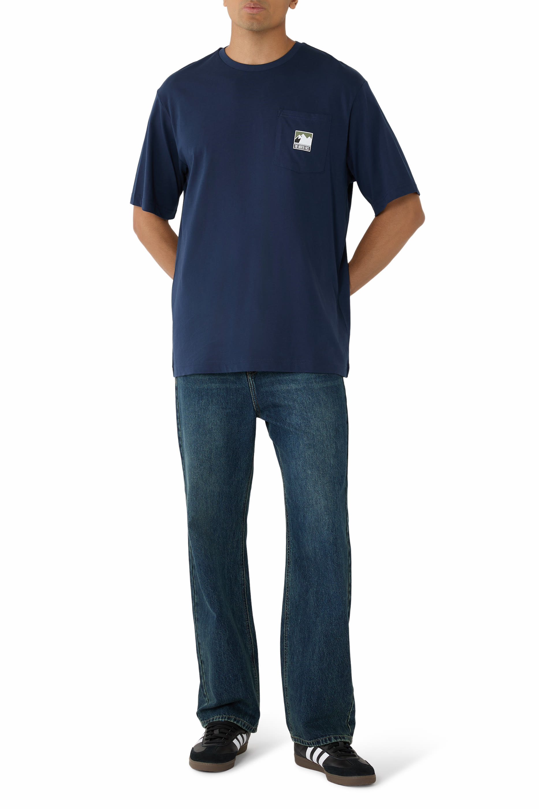 تيشيرت بقصة مريحة وجيب ونقشة شعار الماركة