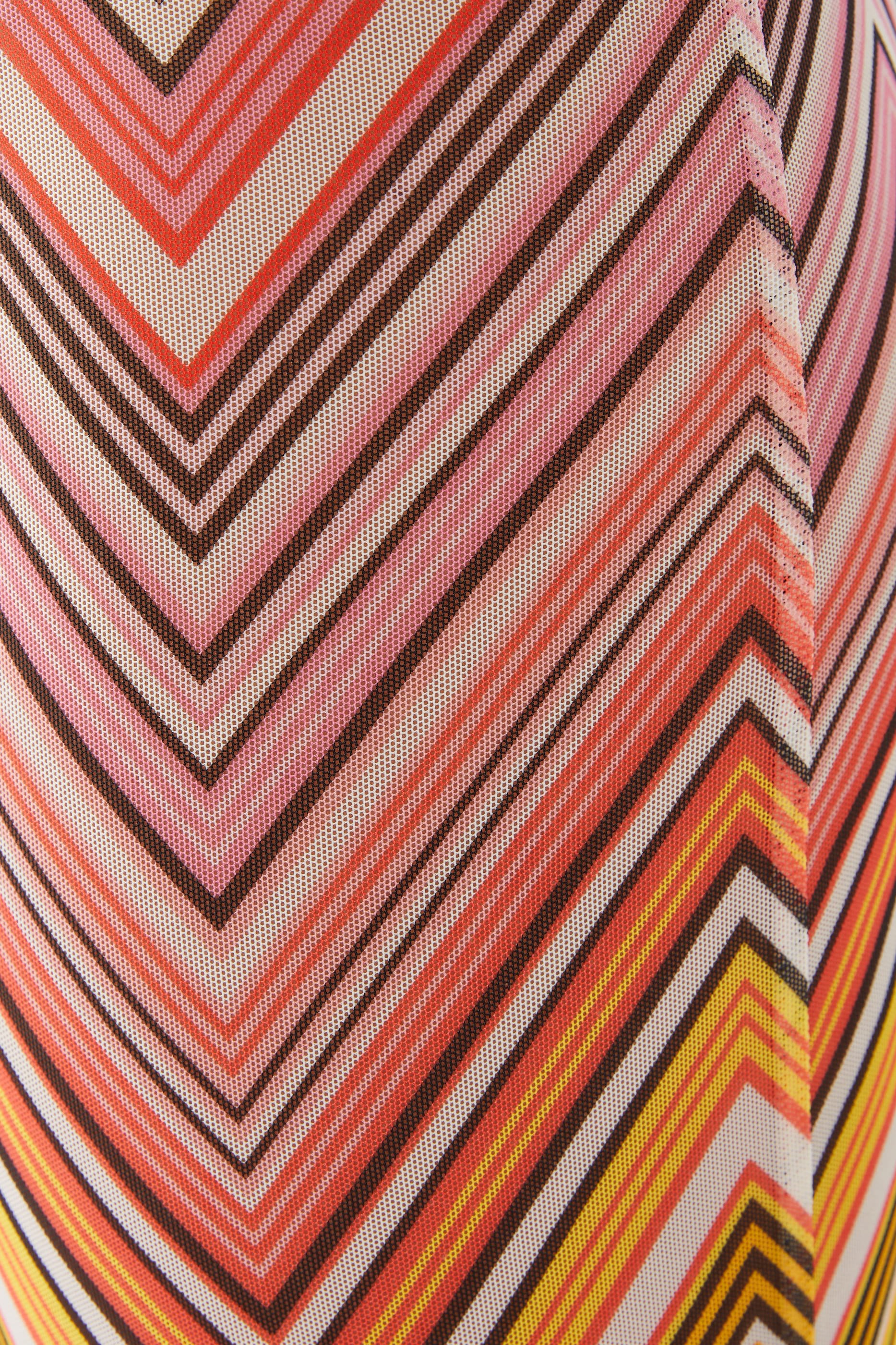 بنطال بحافة واسعة ونقشة خطوط متعرجة