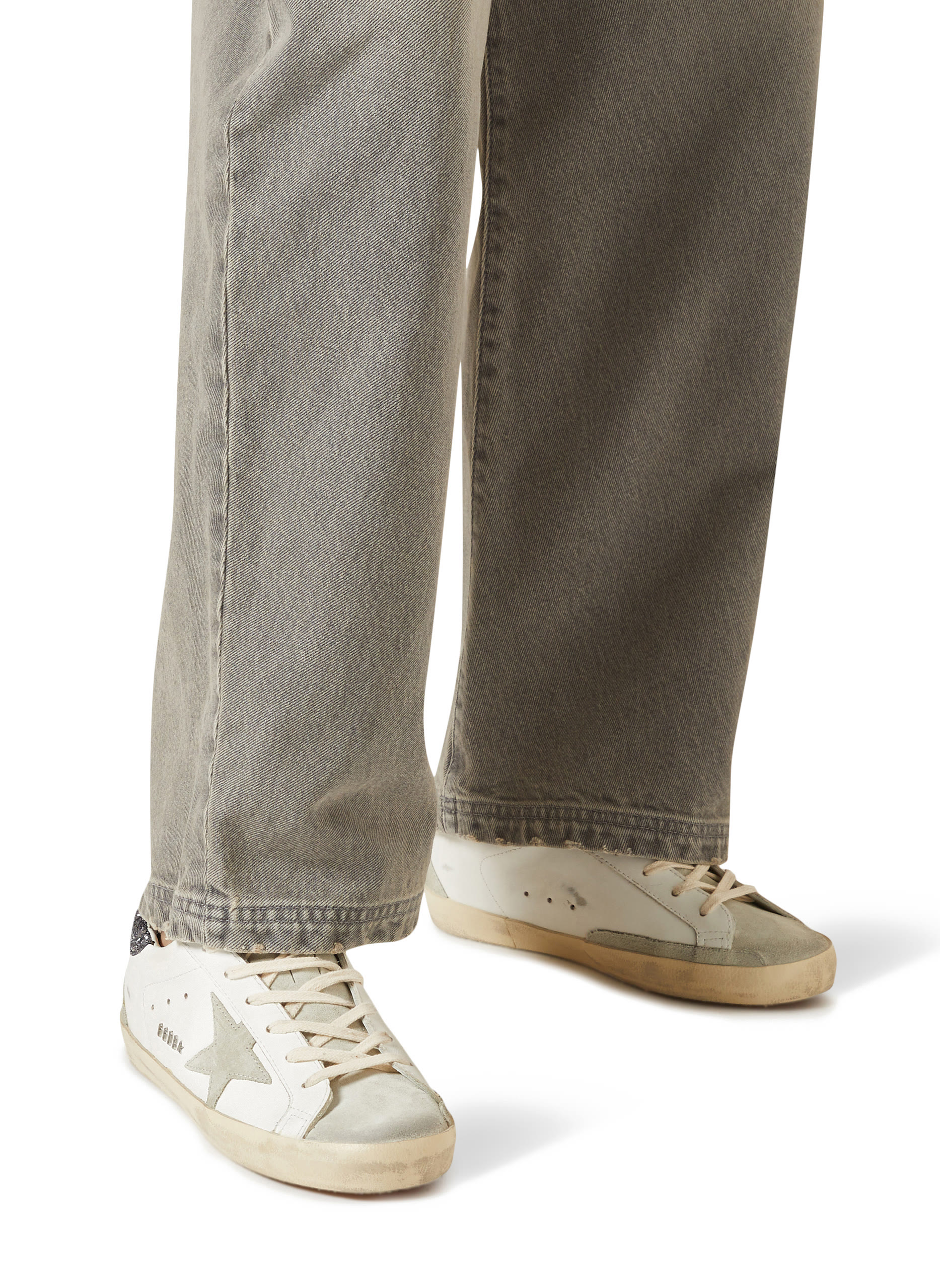 سنيكرز سوبر ستار مع نجمة رمادية وطرف شد لامع بلون رمادي داكن