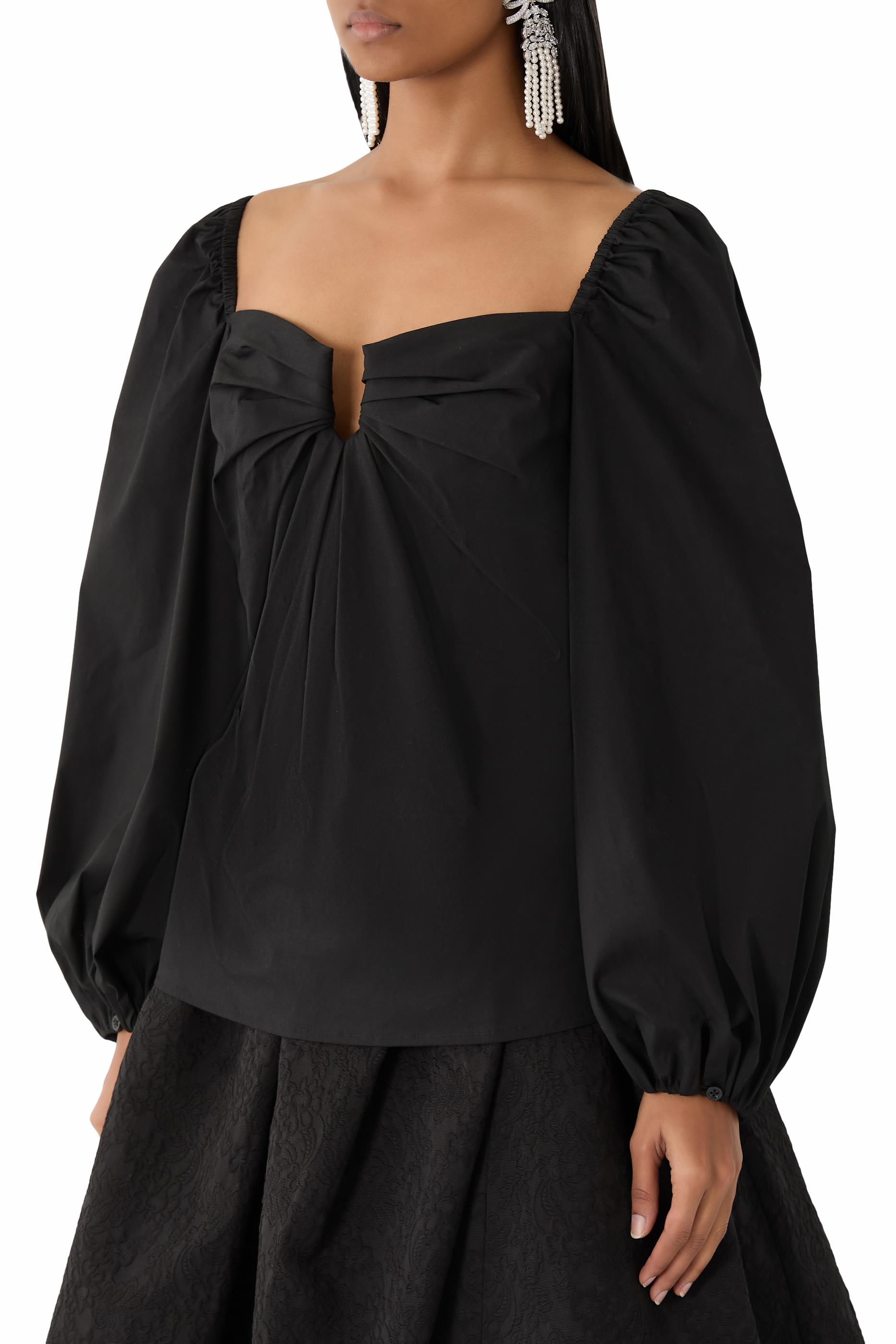 بلوزة بياقة قلب وأكمام منفوخة