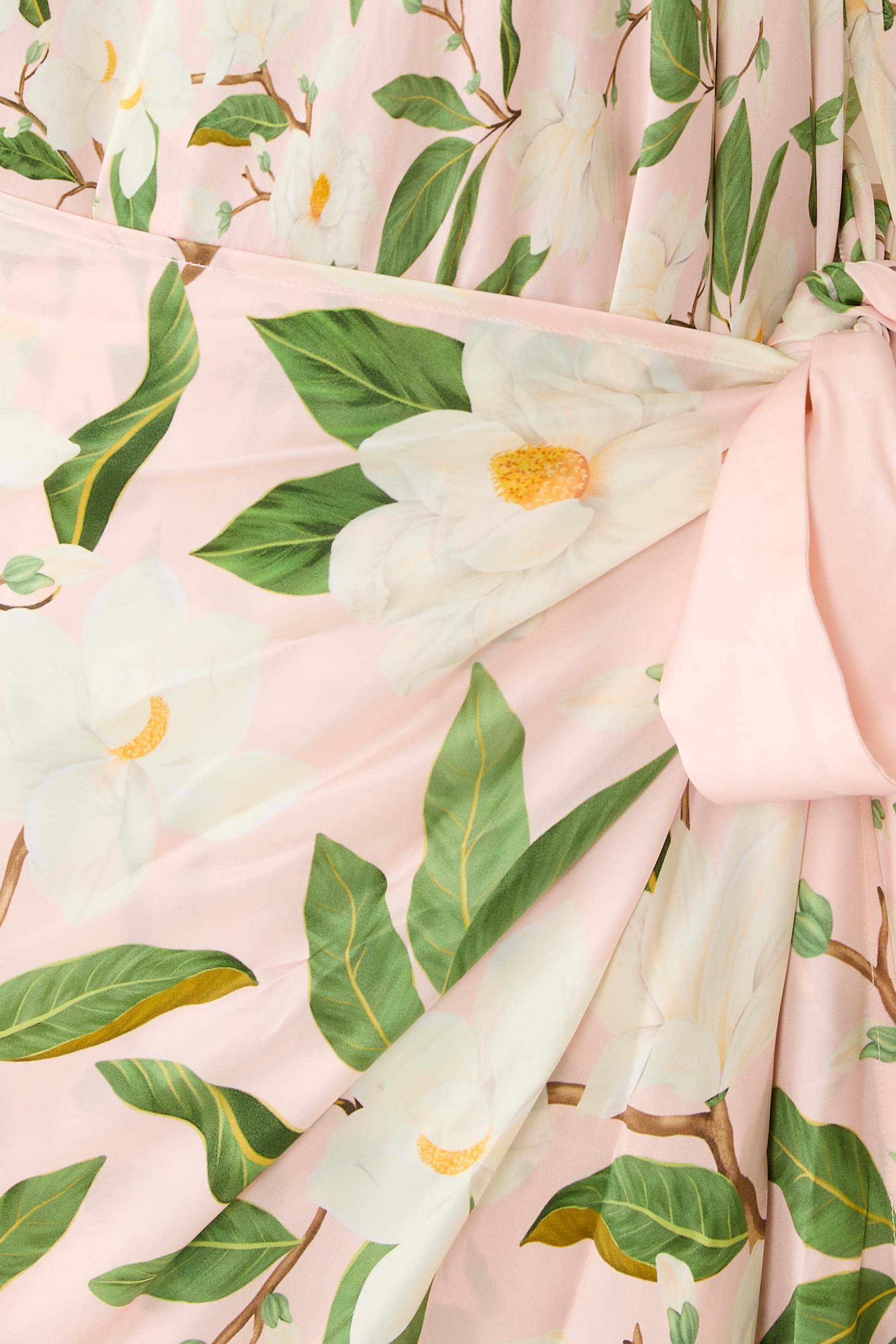 فستان طويل بكتف مكشوف وتصميم ملفوف