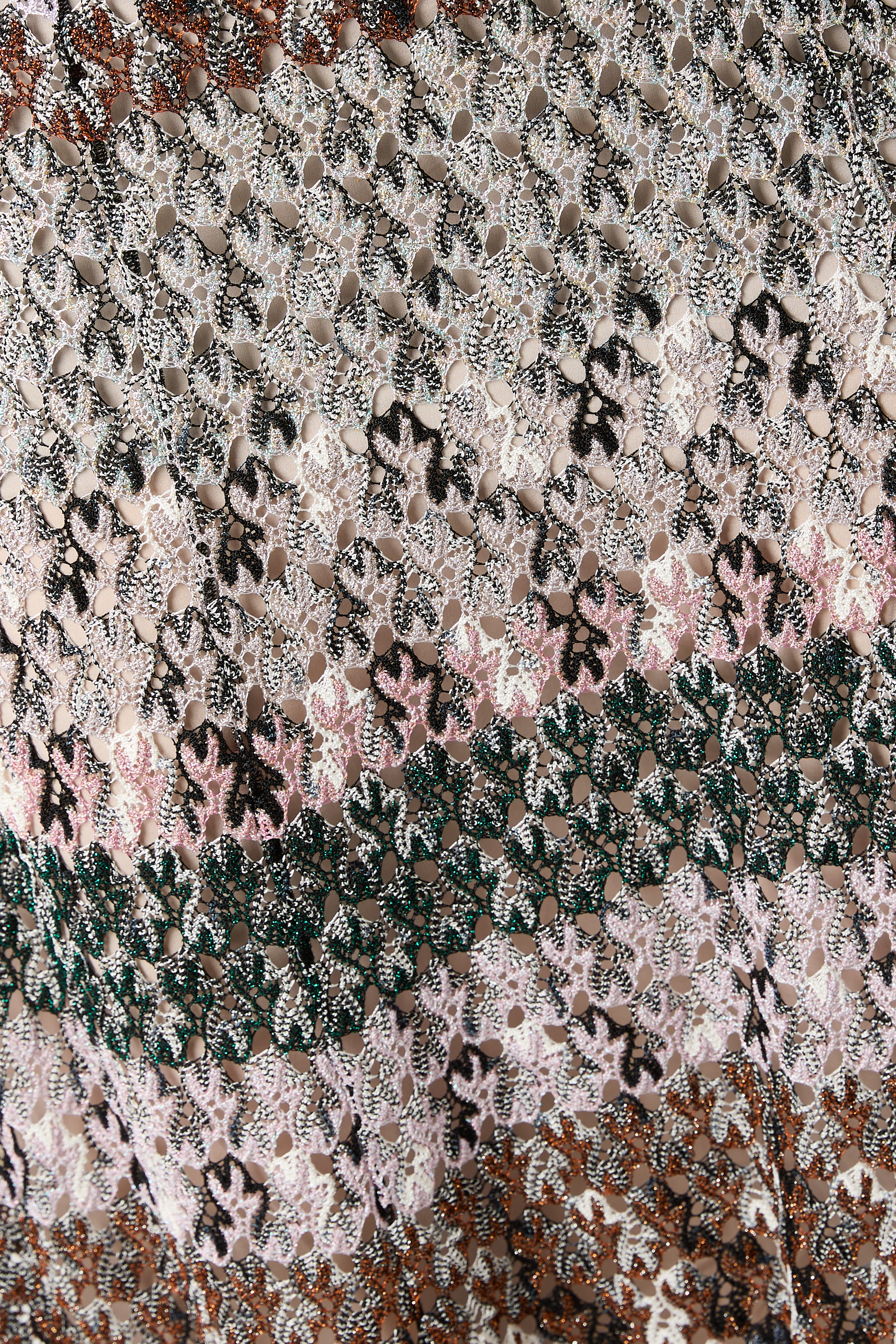  فستان طويل كروشيه مخطط متعدد الألوان