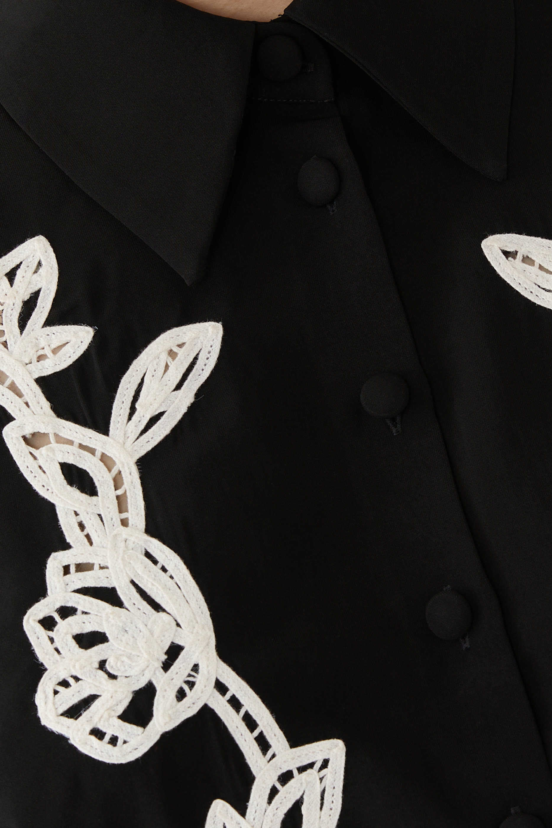 تيشيرت بقصة واسعة وتطريزات أزهار