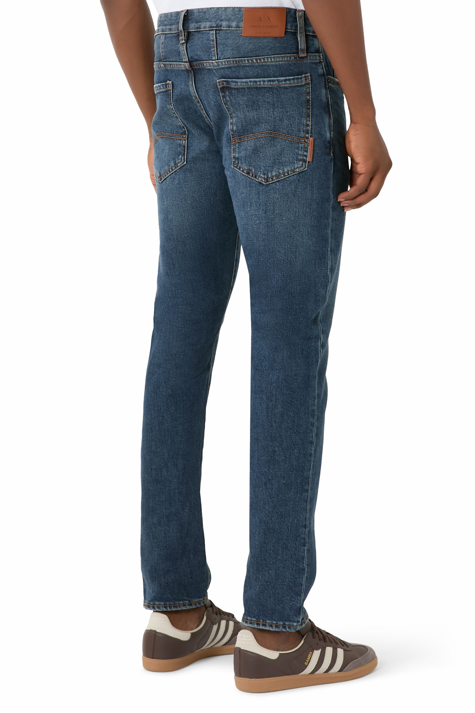 بنطال بقصة ضيقة وخمس جيوب دنيم