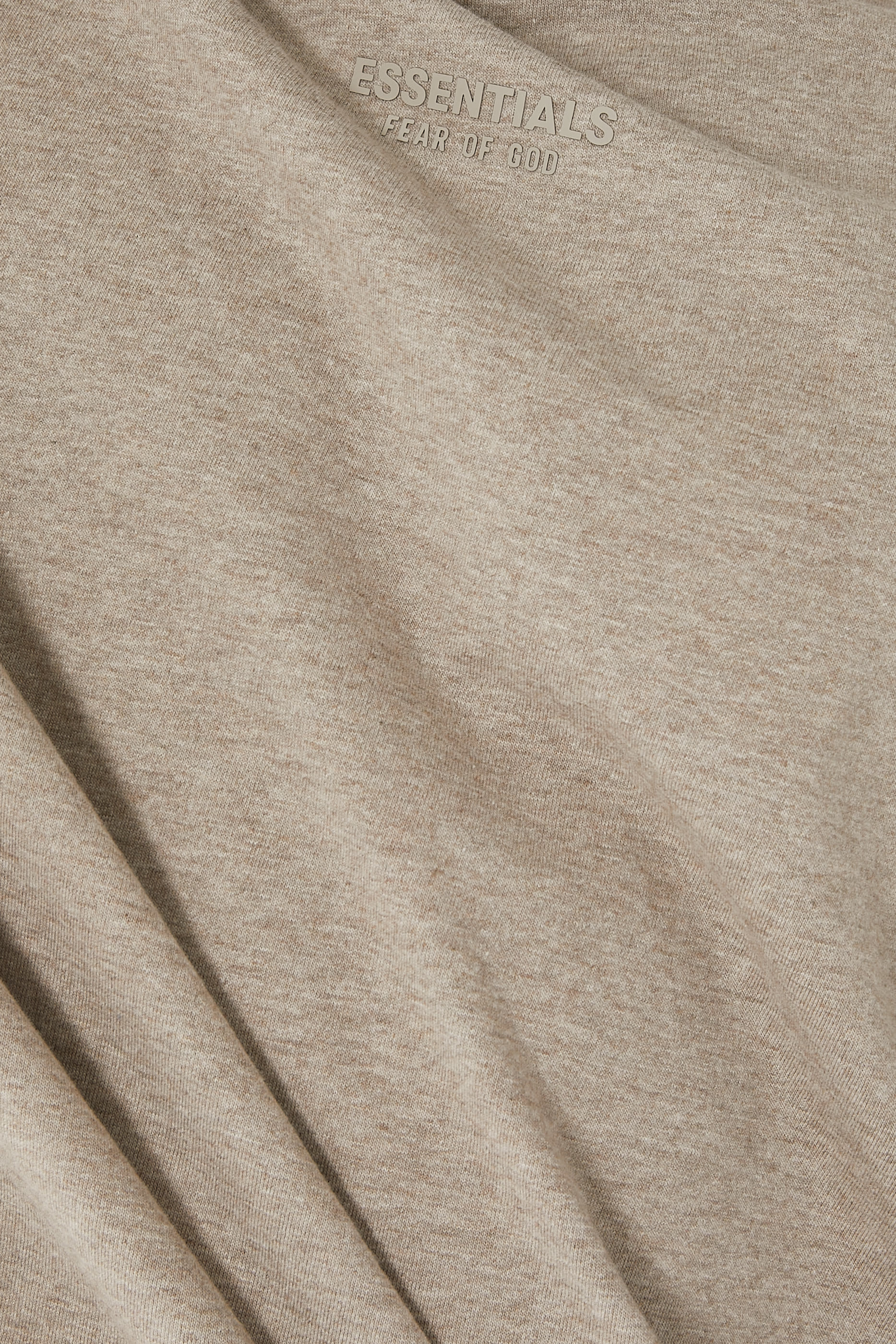 تيشيرت بياقة ضيقة وشعار الماركة