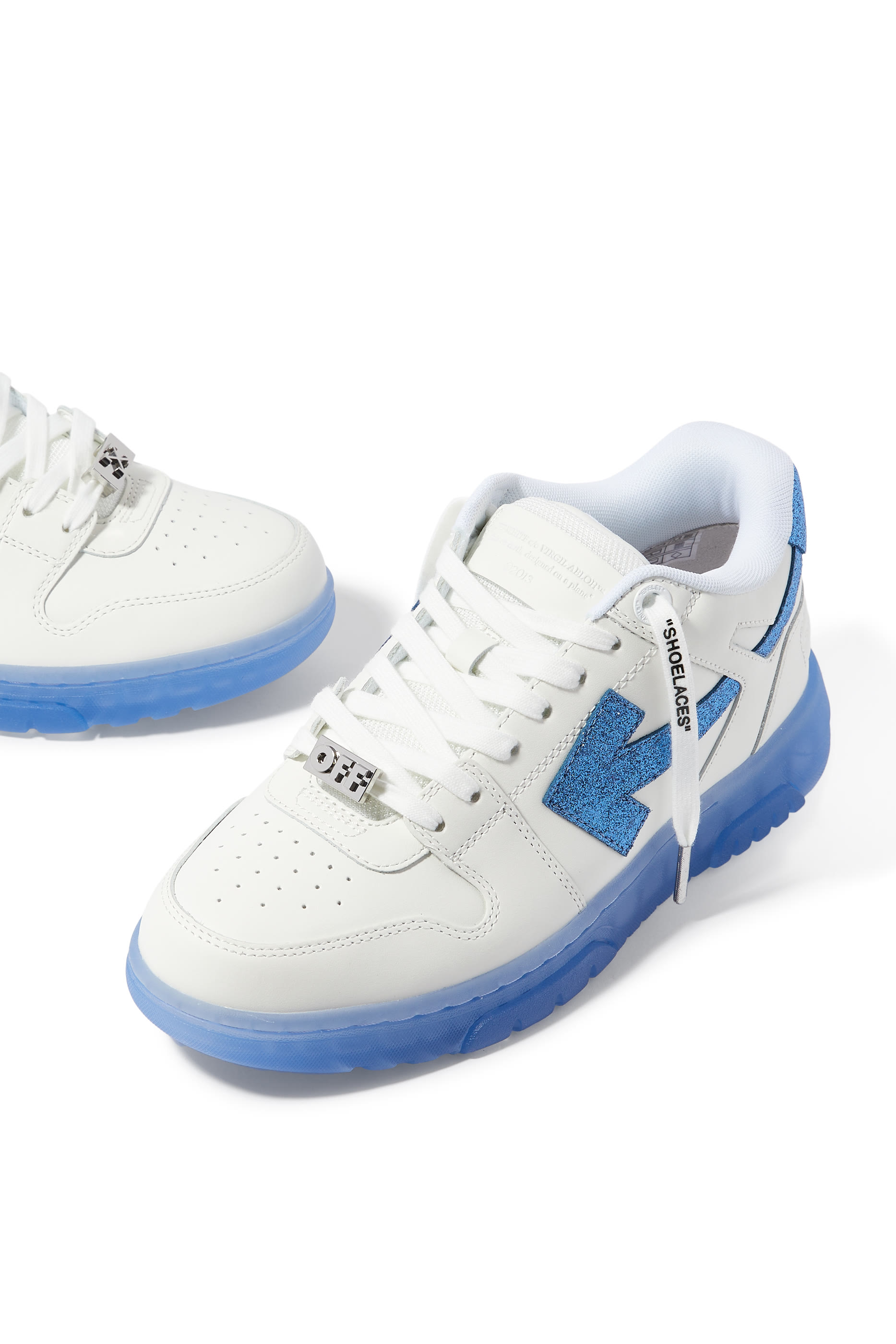 سنيكرز اوت اوف اوفيس بحلية معدنية