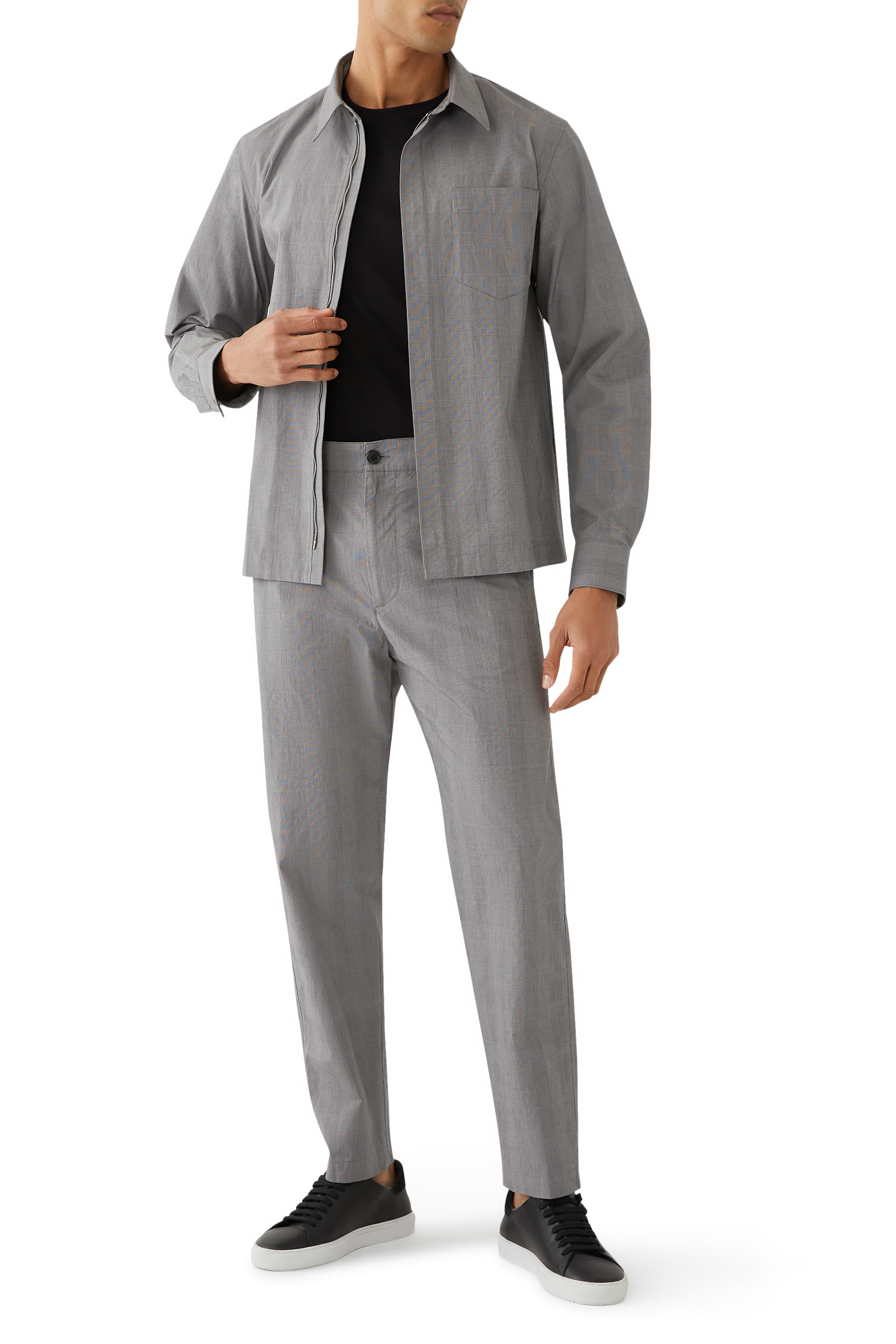 قميص بأكمام طويلة