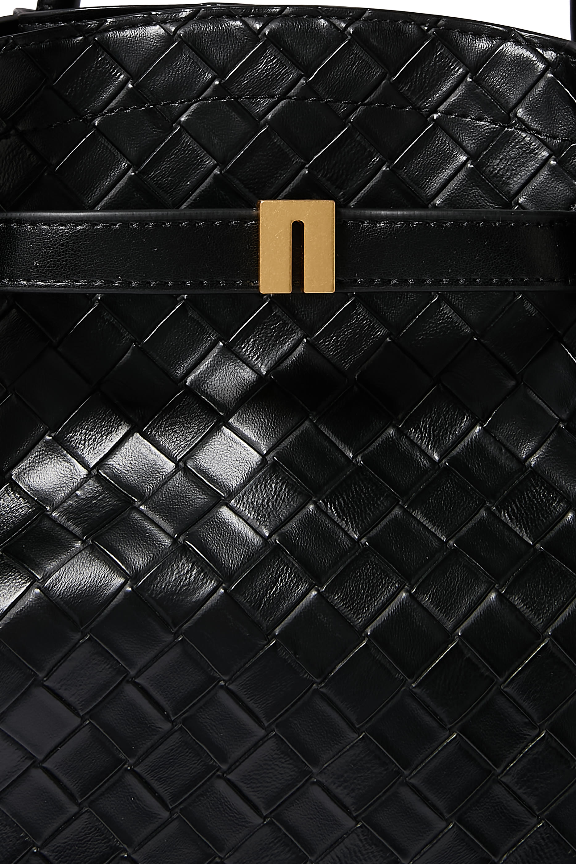 حقيبة يد هانا بتصميم متموج بارزة الملمس بيد علوية