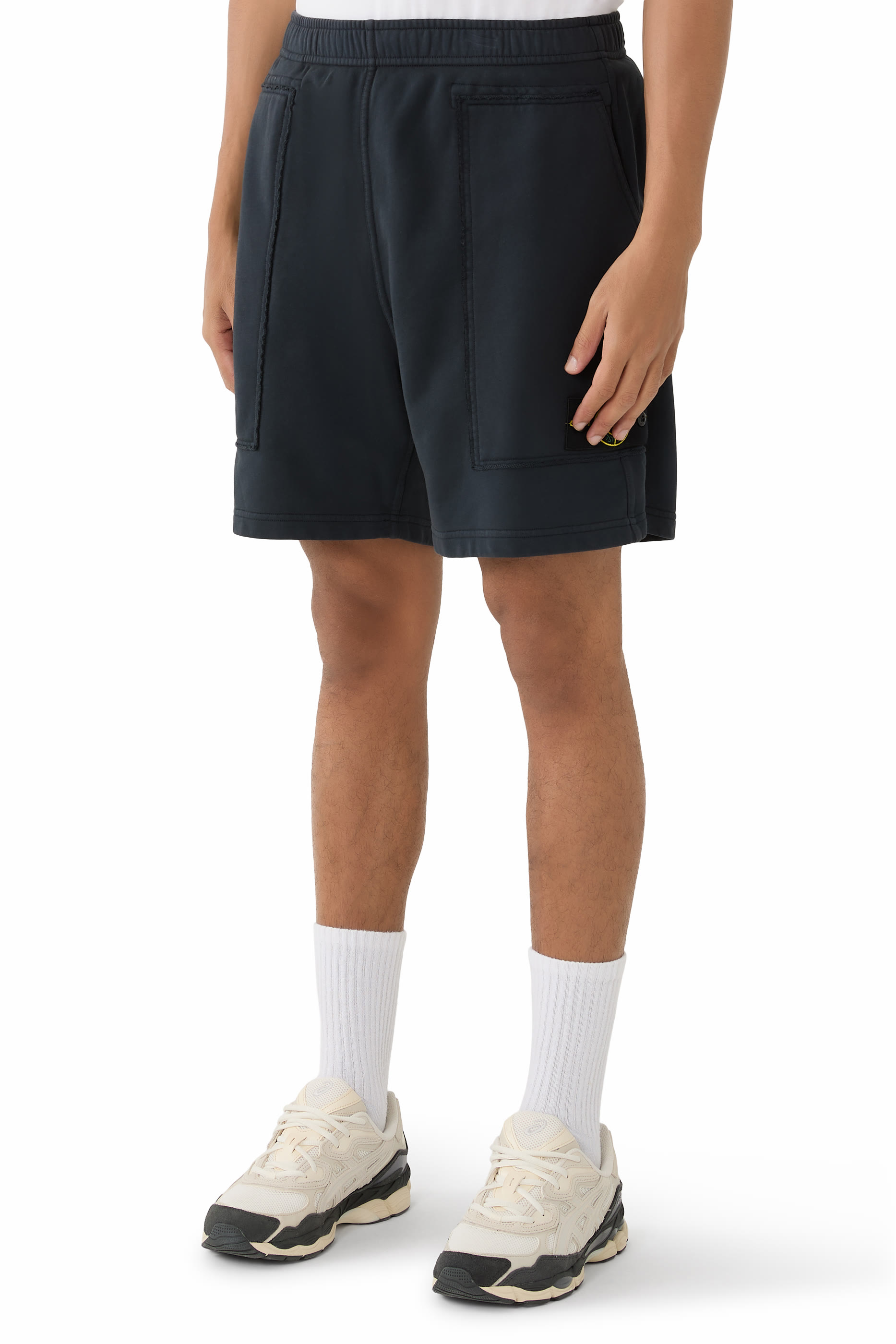 شورت برمودا بقصة عادية