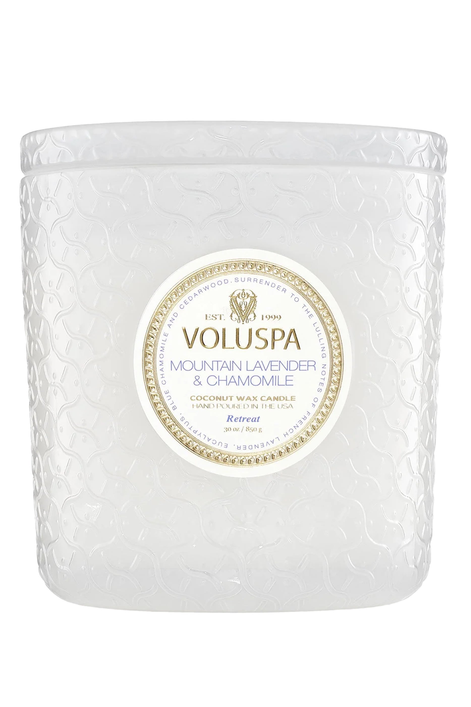 شمعة برائحة اللافندر الجبلي والبابونج في علبة فاخرة