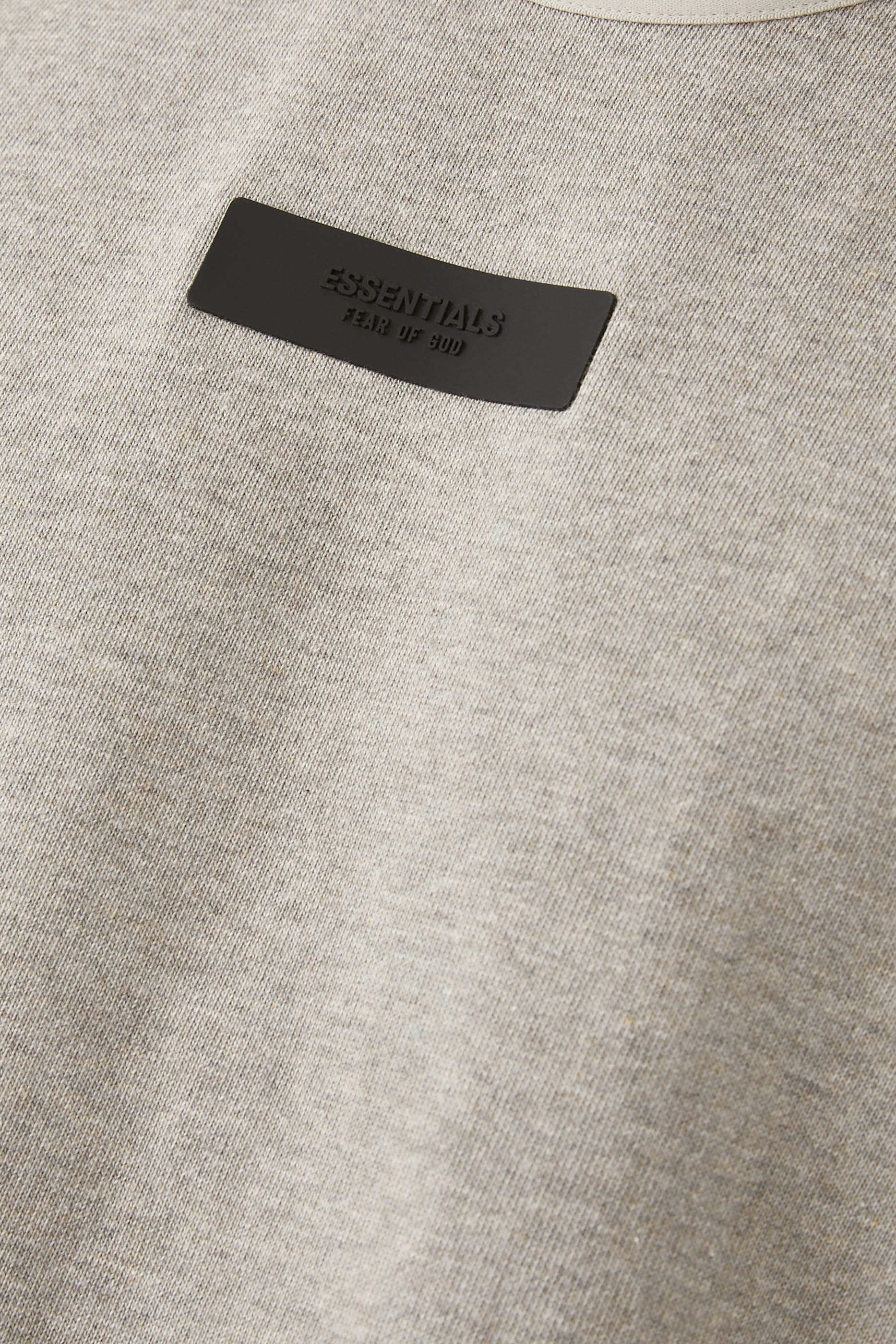 تيشيرت بلا أكمام بشعار اسنشالز