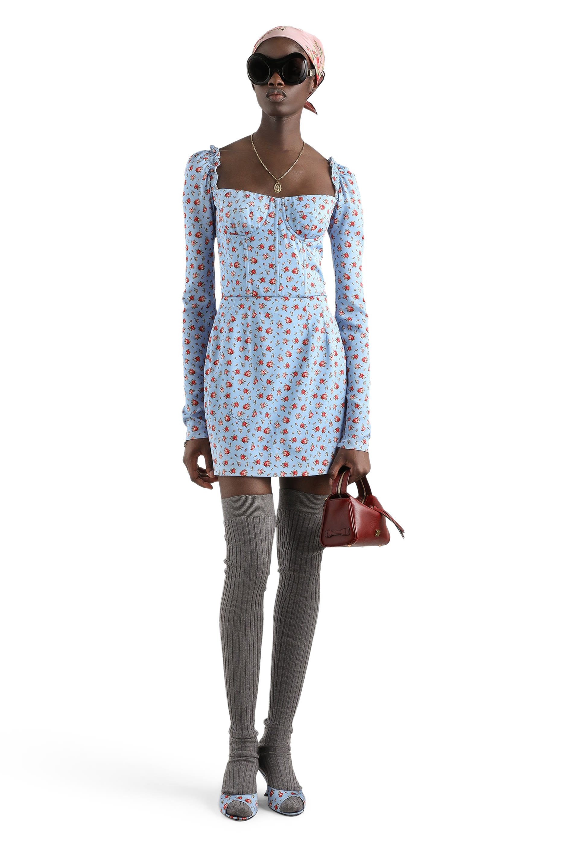 فستان شارميوز قصير بطبعة ورود صغيرة 