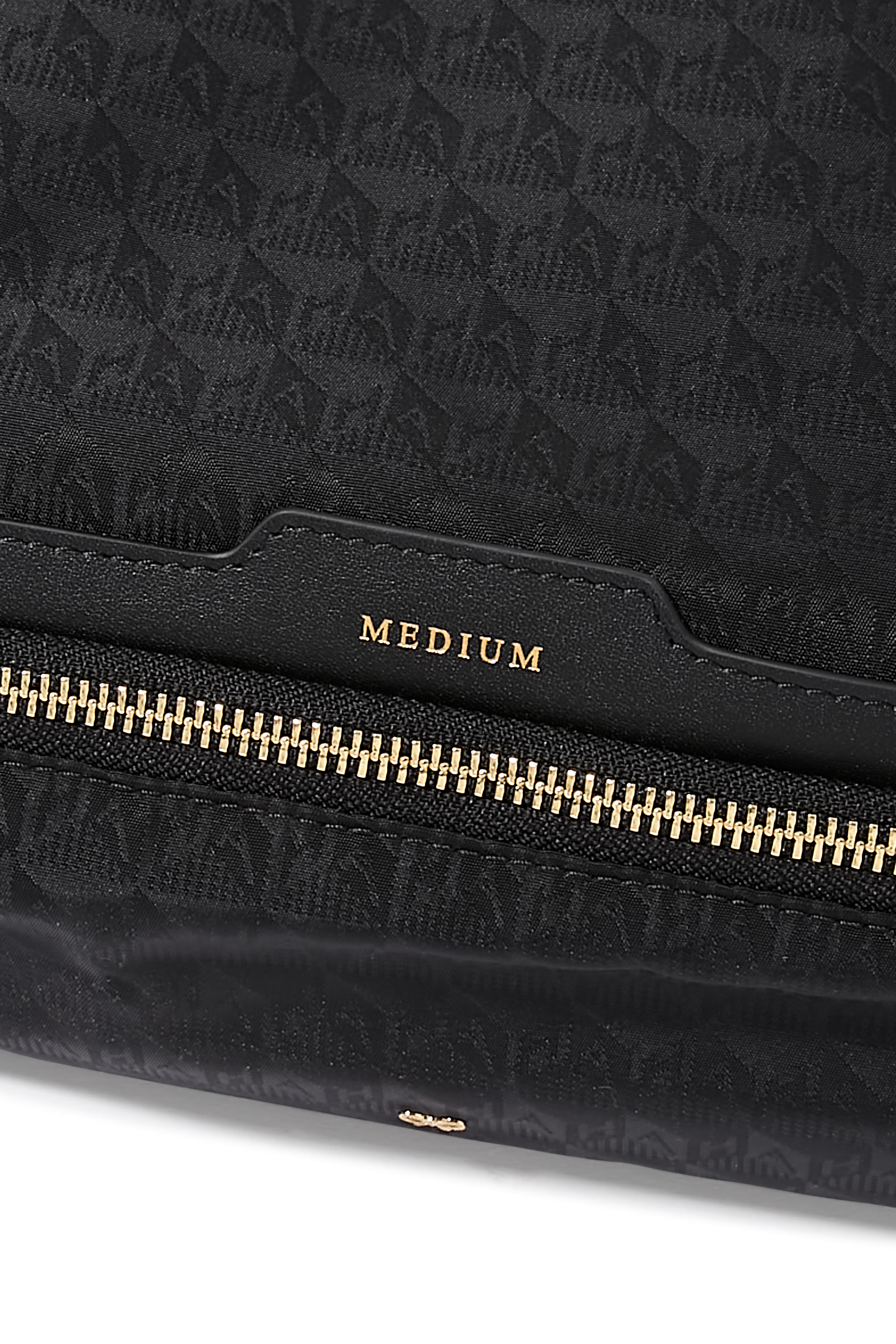 حقيبة متوسطة بتصميم مكعب بشعار الماركة لتنظيم الأمتعة 