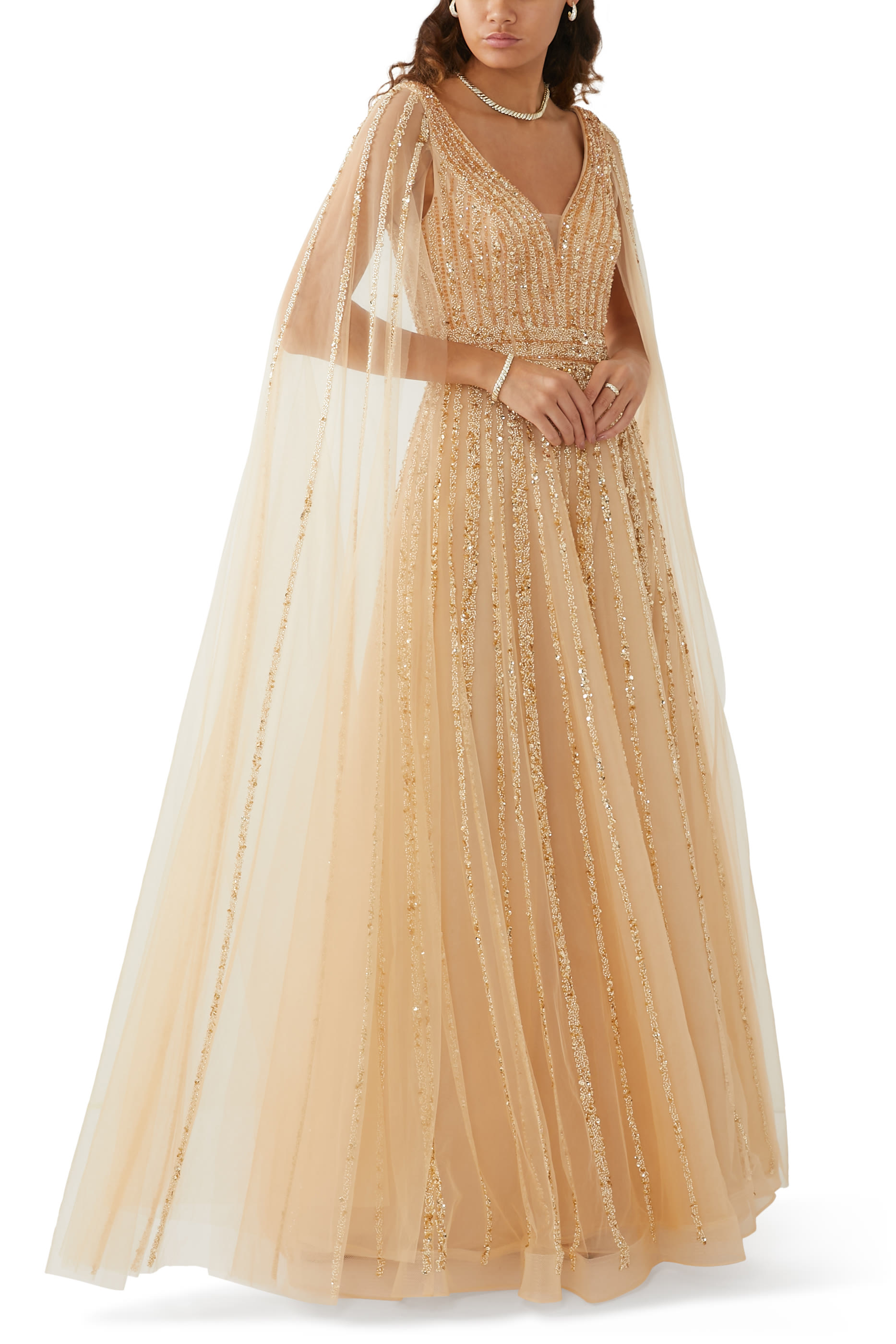 فستان سهرة بأكمام كاب