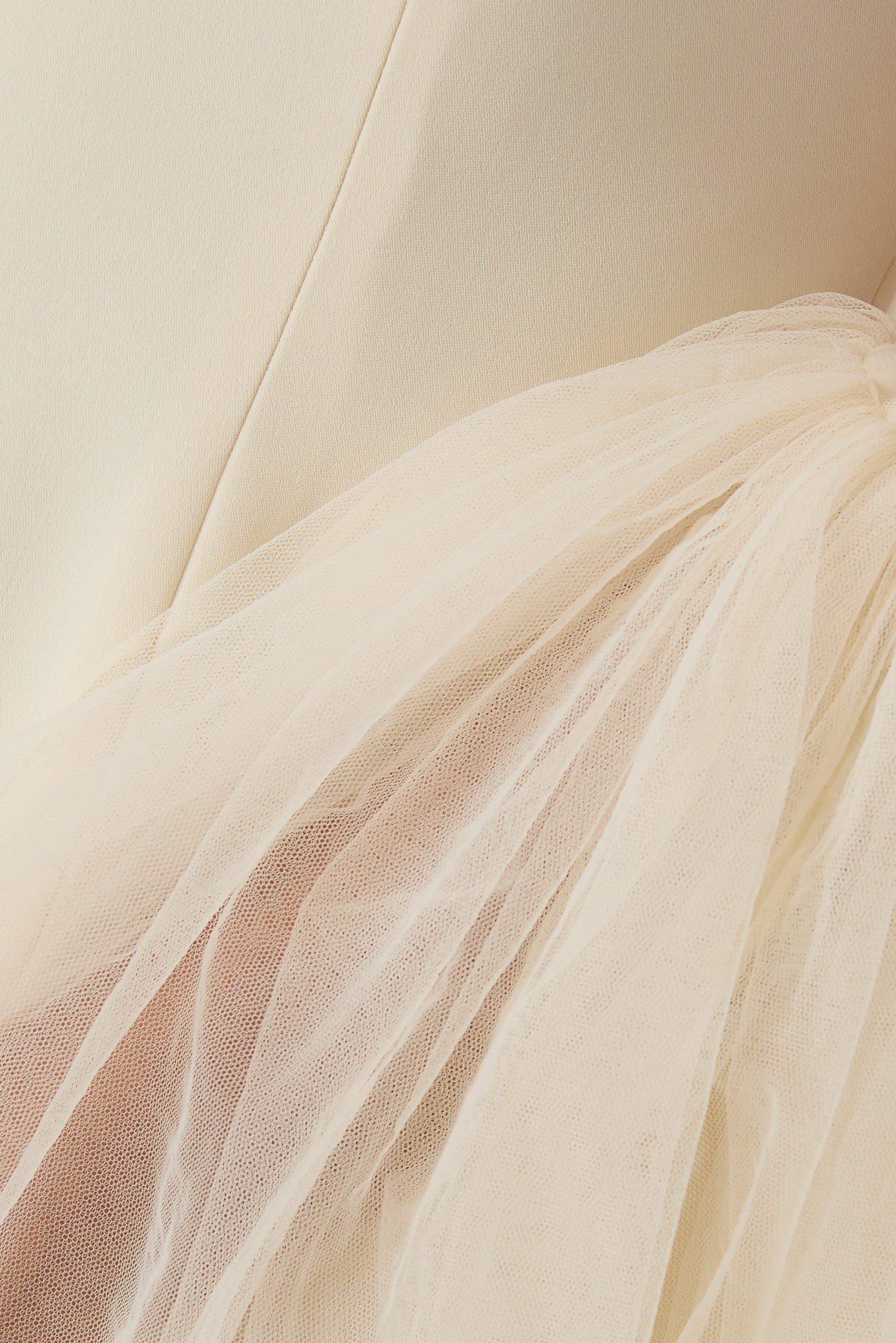 فستان سهرة بأكتاف مكشوفة وأكمام إيلوجن