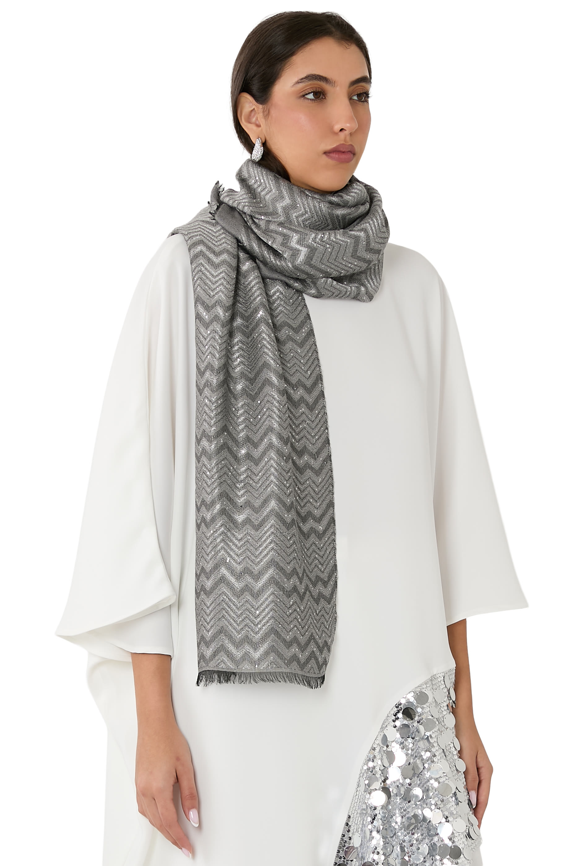 وشاح بترتر ونقشة خطوط متعرجة